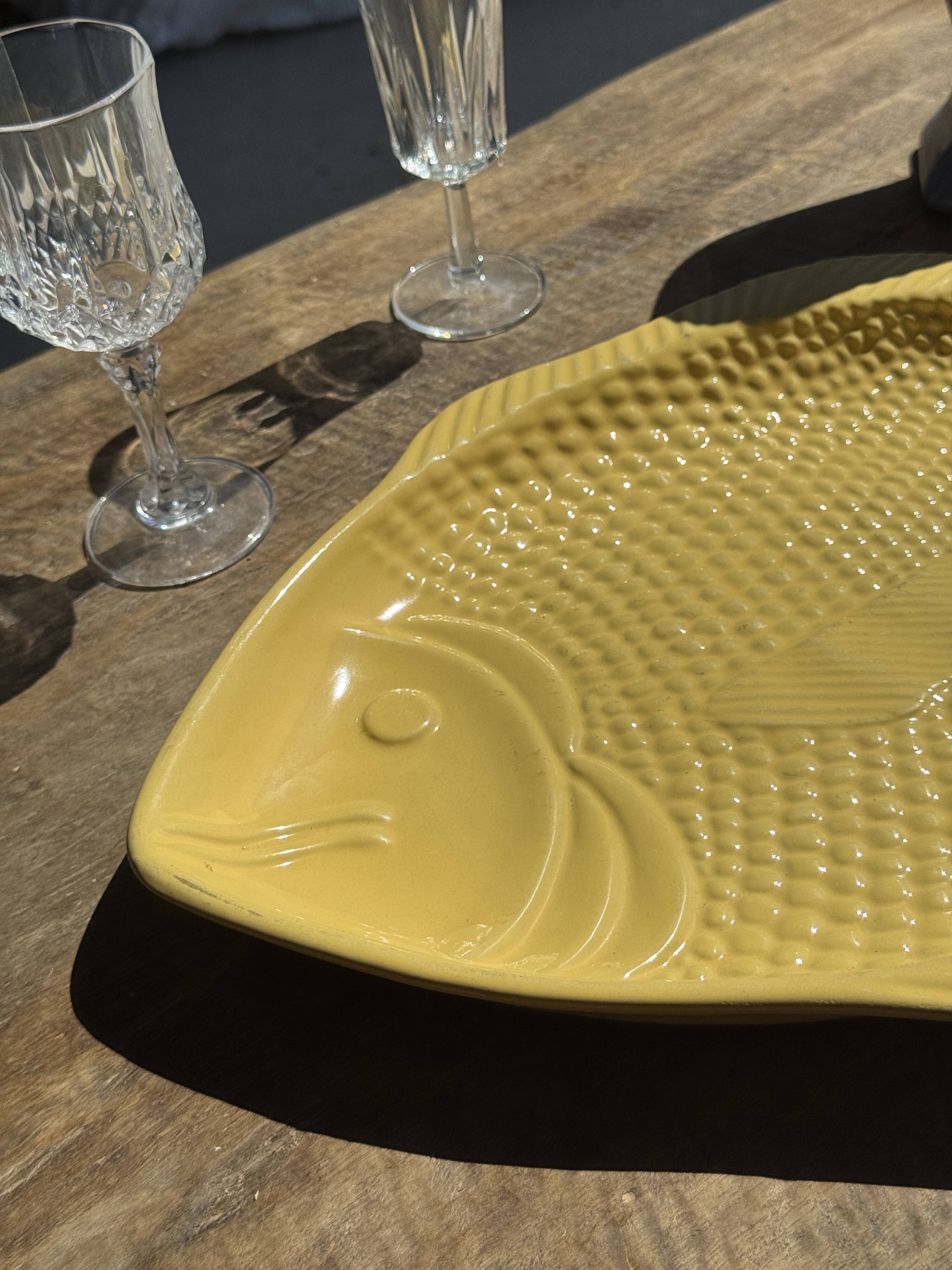 Yellow fish-shaped dish L38