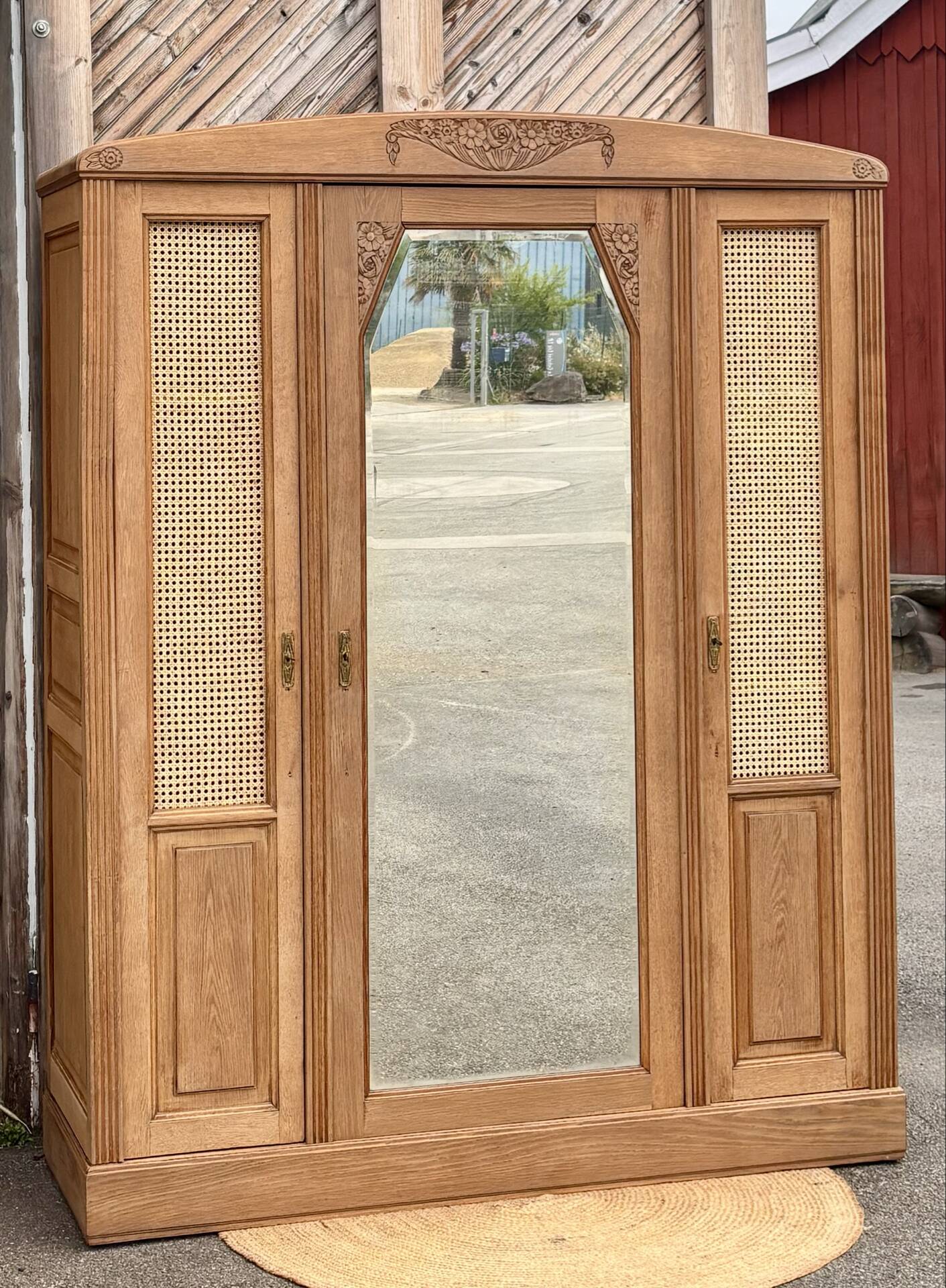 Grande armoire ancienne en chêne massif brut et cannage / dressing