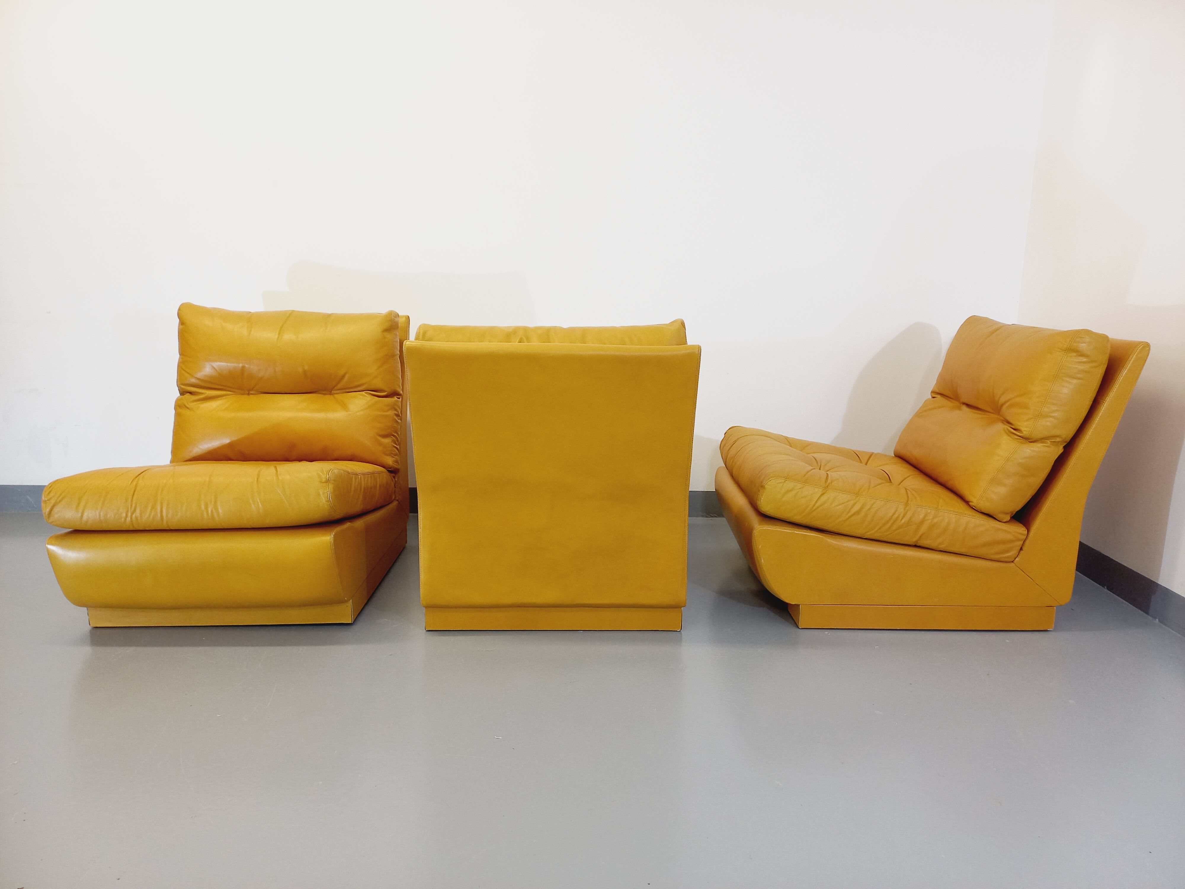 Suite of 3 Roche Bobois vintage chauffeurs in mustard yellow leather 70s