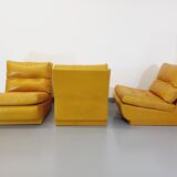 Suite de 3 chauffeuses Roche Bobois vintage en cuir jaune moutarde années 70