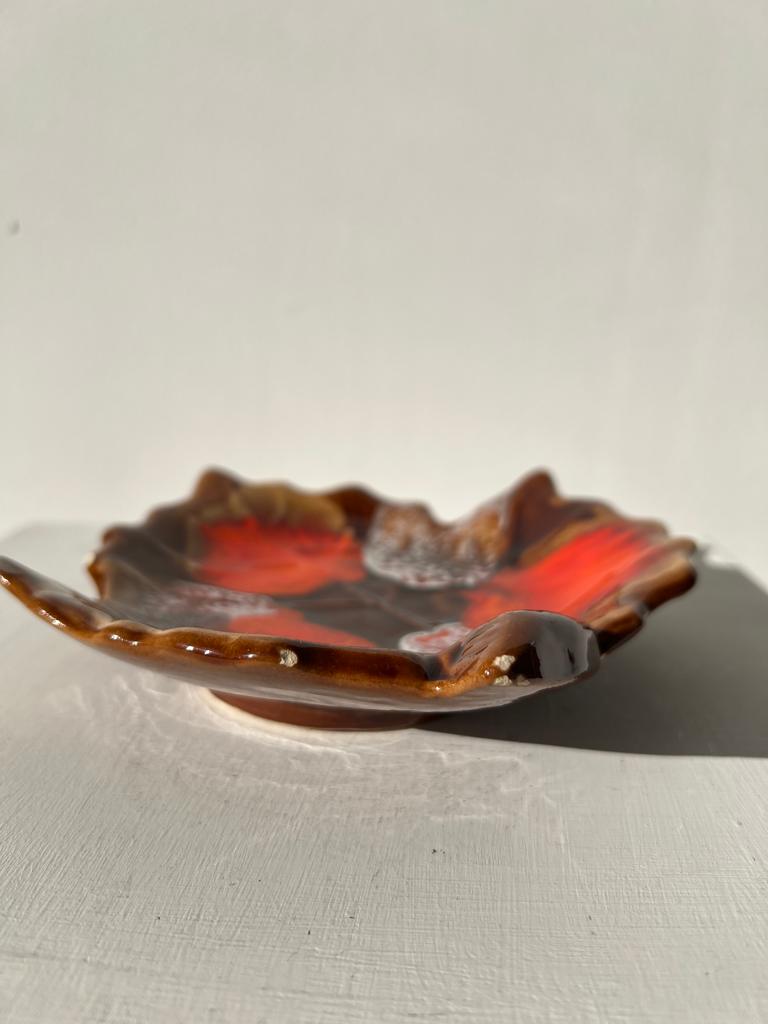 Empty Vallauris pocket in the shape of a leaf, orange and brown iced décor