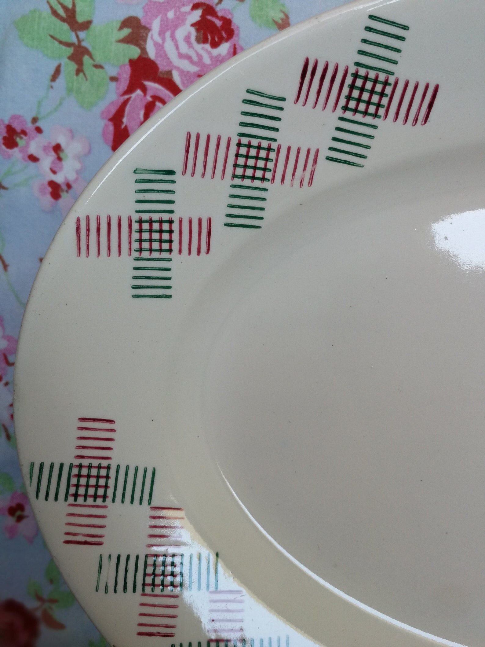 Oval dish old art deco red and green geometric shapes