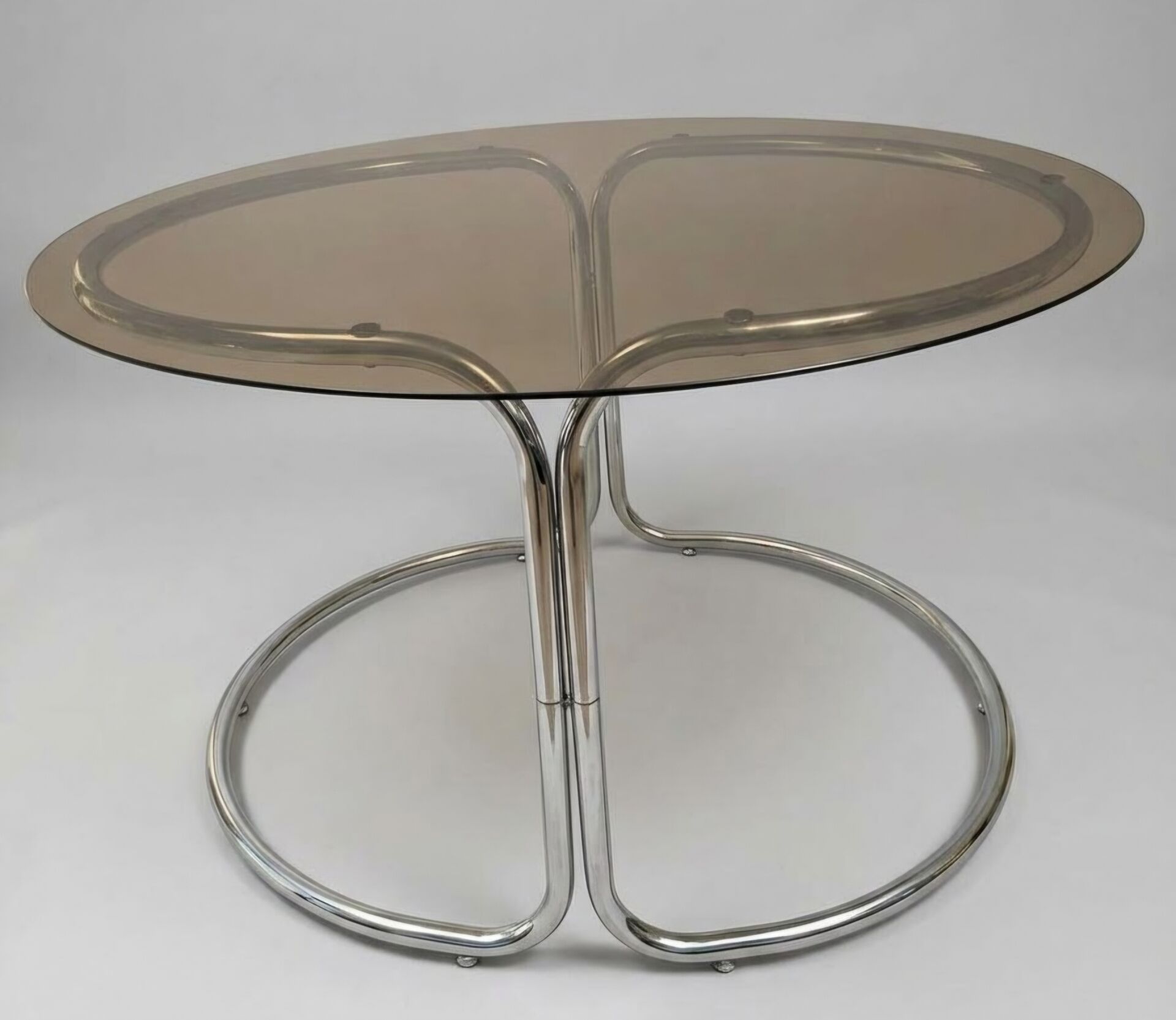 ​Table à manger en métal chromé et verre fumé