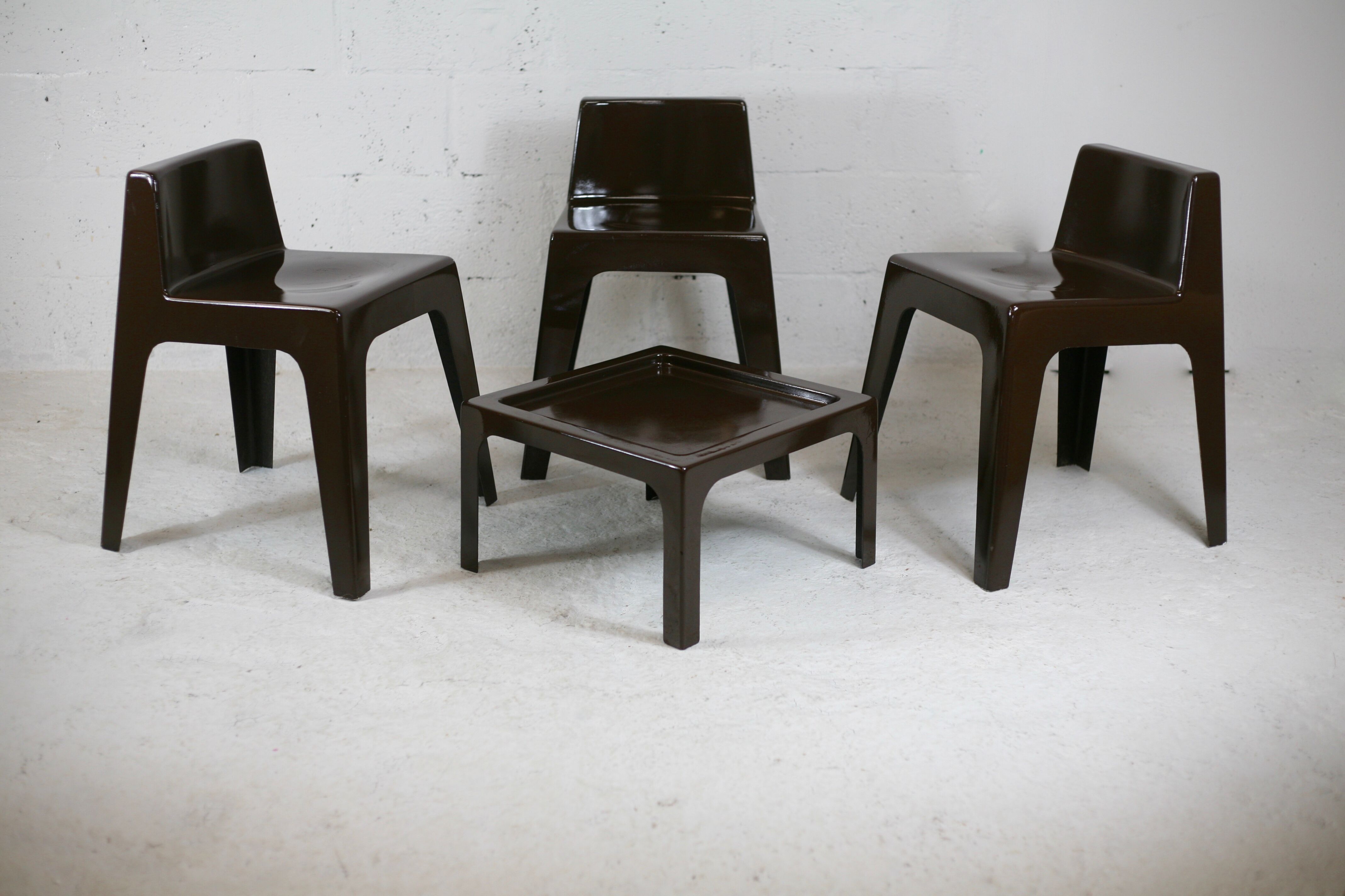 Set ode 3 chairs and 1 coffee table, fiberglass, chocolate color, France, cira 1970