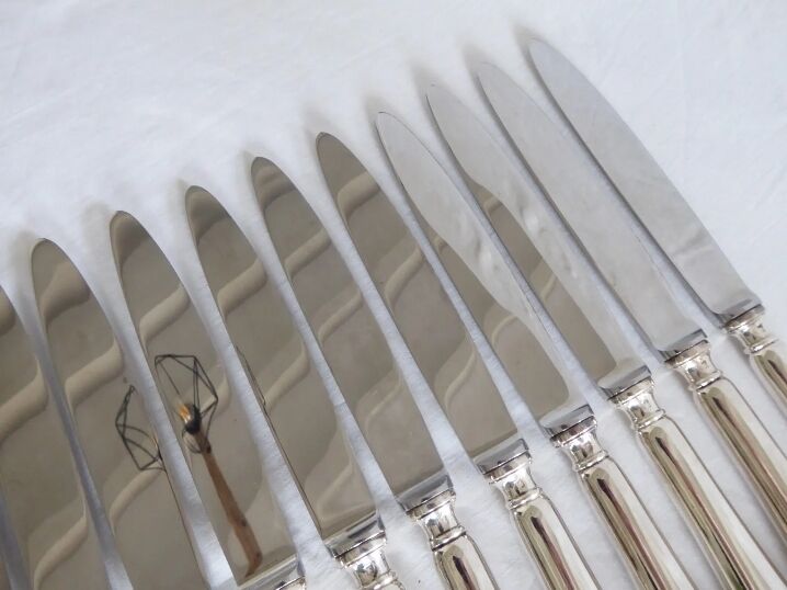 Set of 12 table knives in silver metal