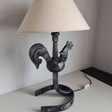 Lampe coq en fer forgé par Jean Touret / les Ateliers de Marolles