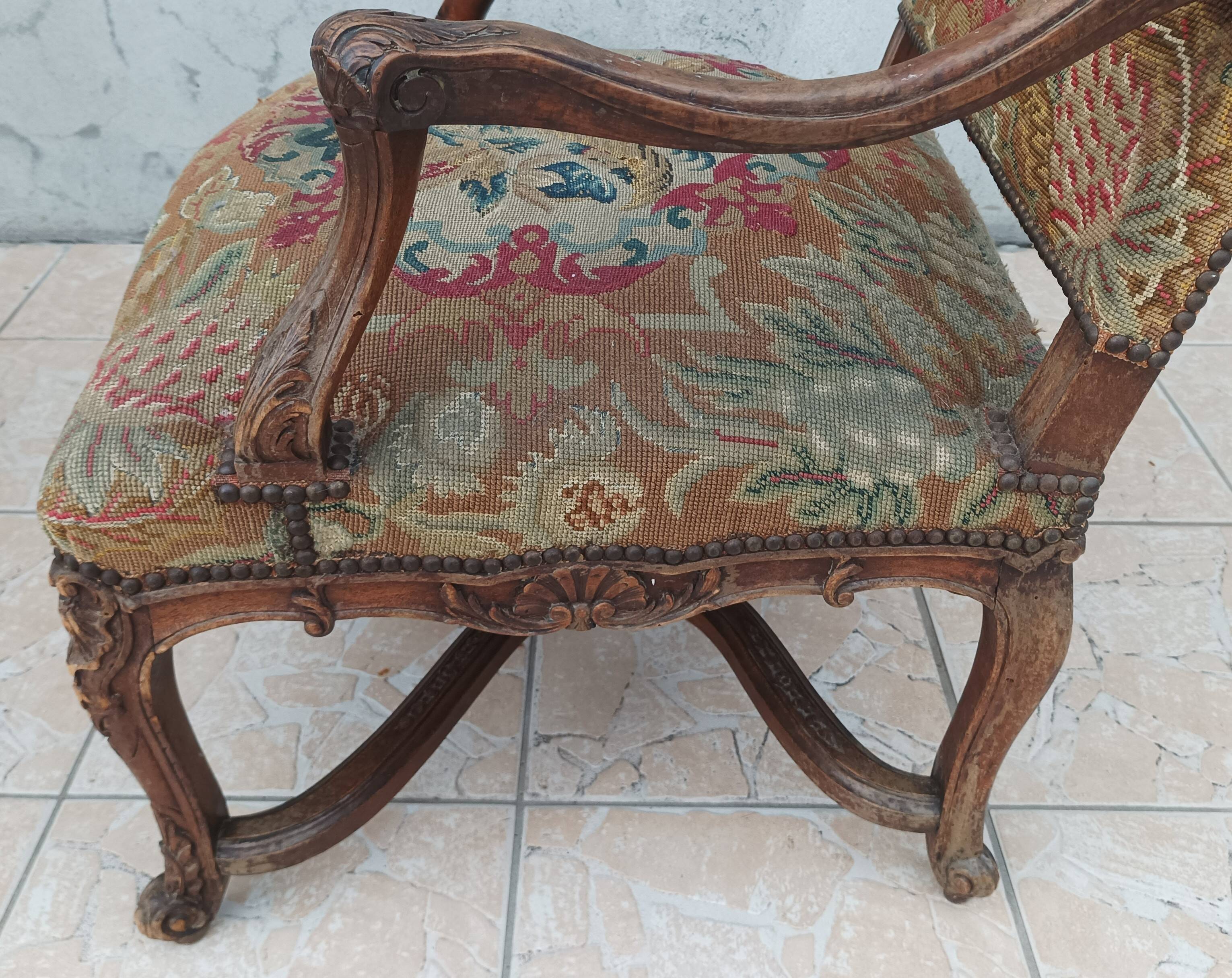 Paire de fauteuils Régence en noyer sculpté