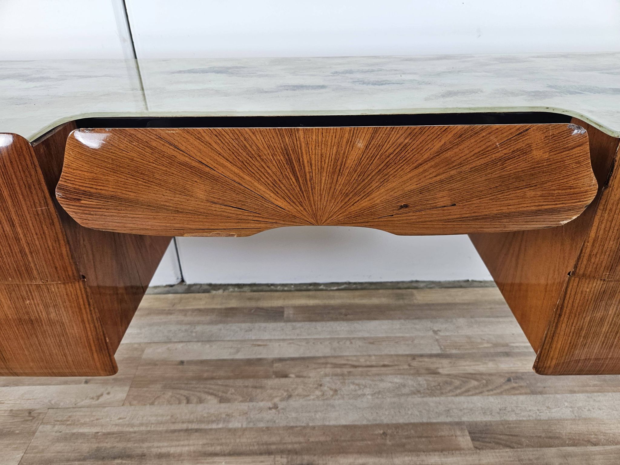 Mid-century drawer chest in mahogany, brass and glass.