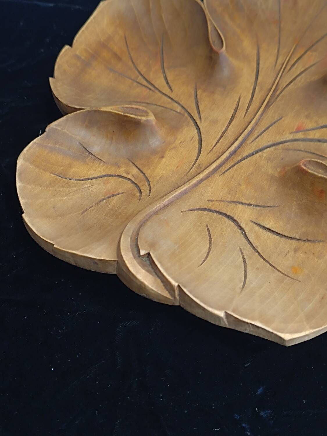 Wooden leaf trinket tray