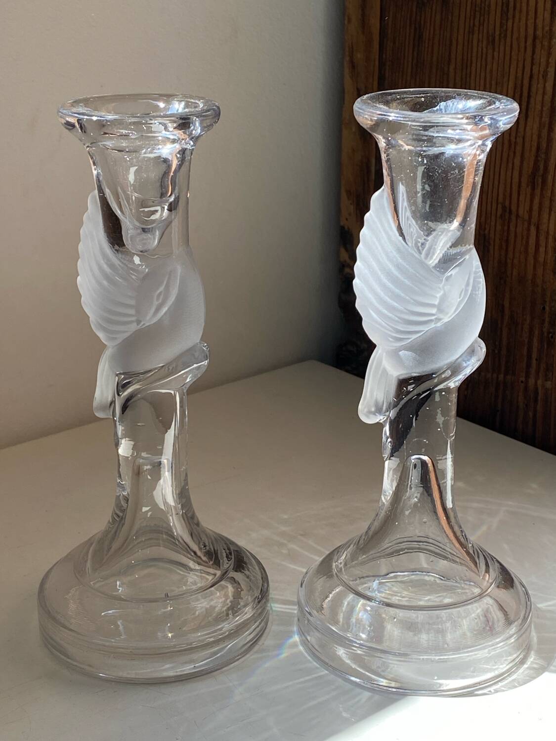 Pair of candlesticks, dove decor, in glass