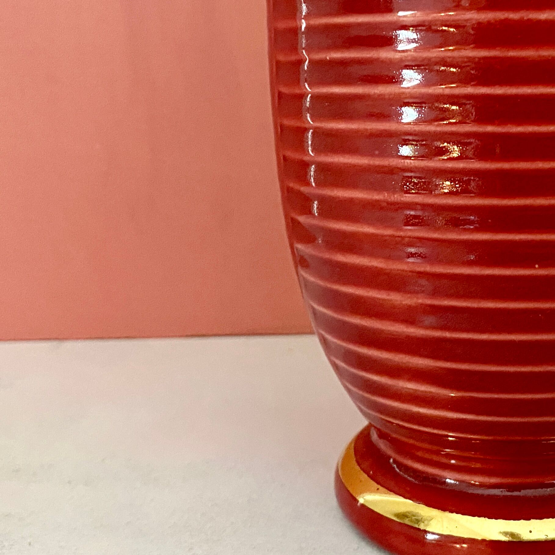 Vase vintage art déco en céramique rouge et dorée