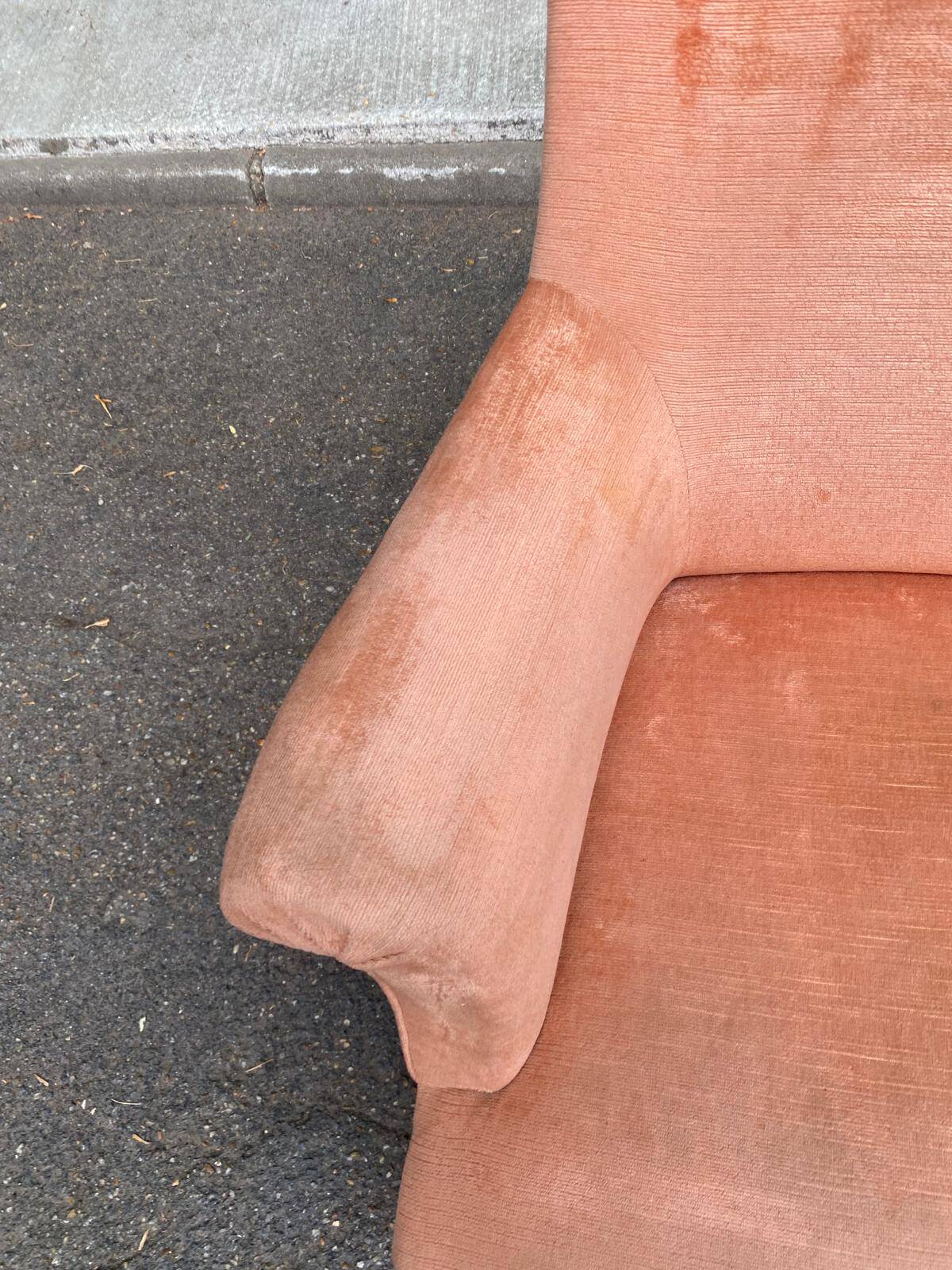 Fauteuil crapaud en velours rose saumon 1950