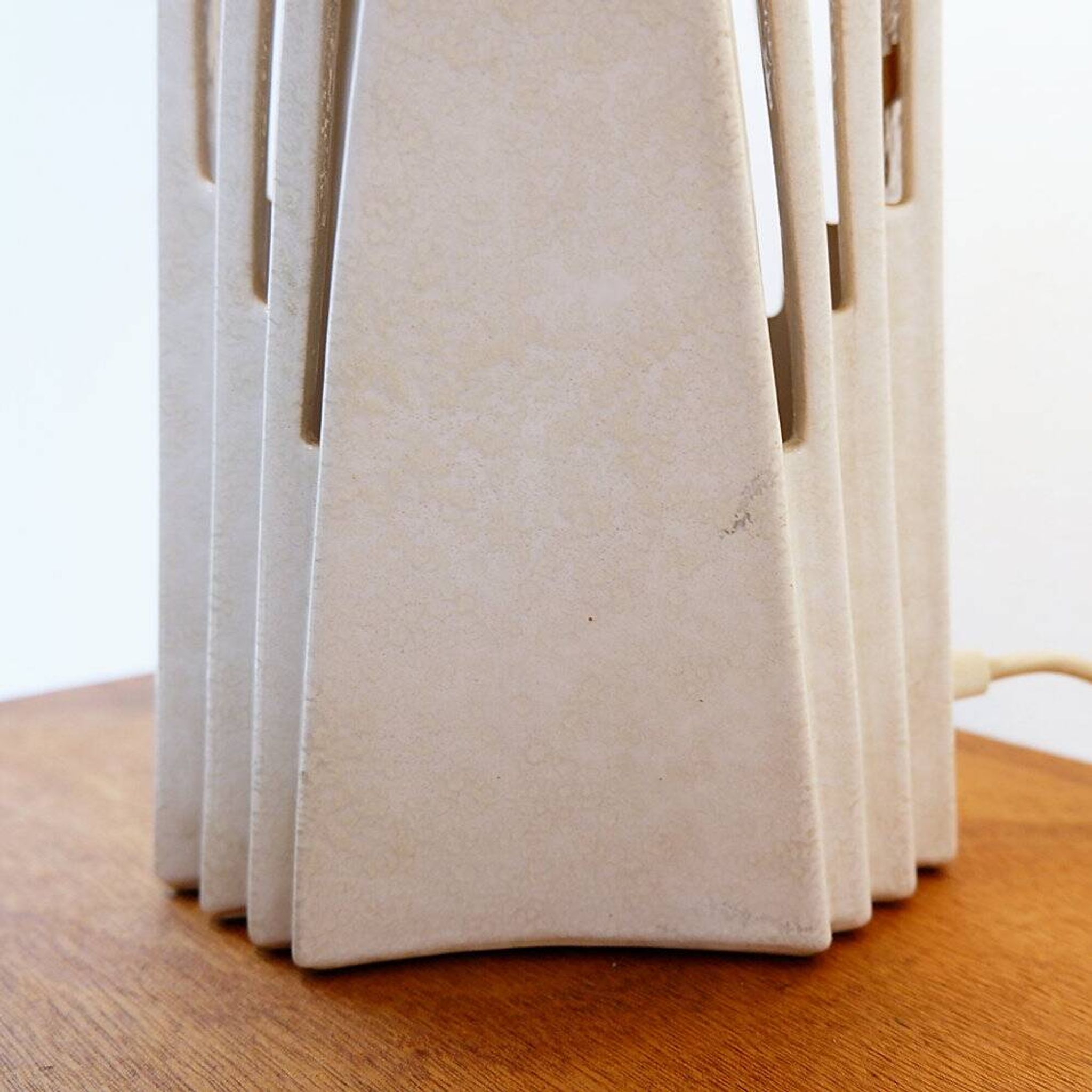 Large white ceramic fan-shaped table lamp - Art Deco style