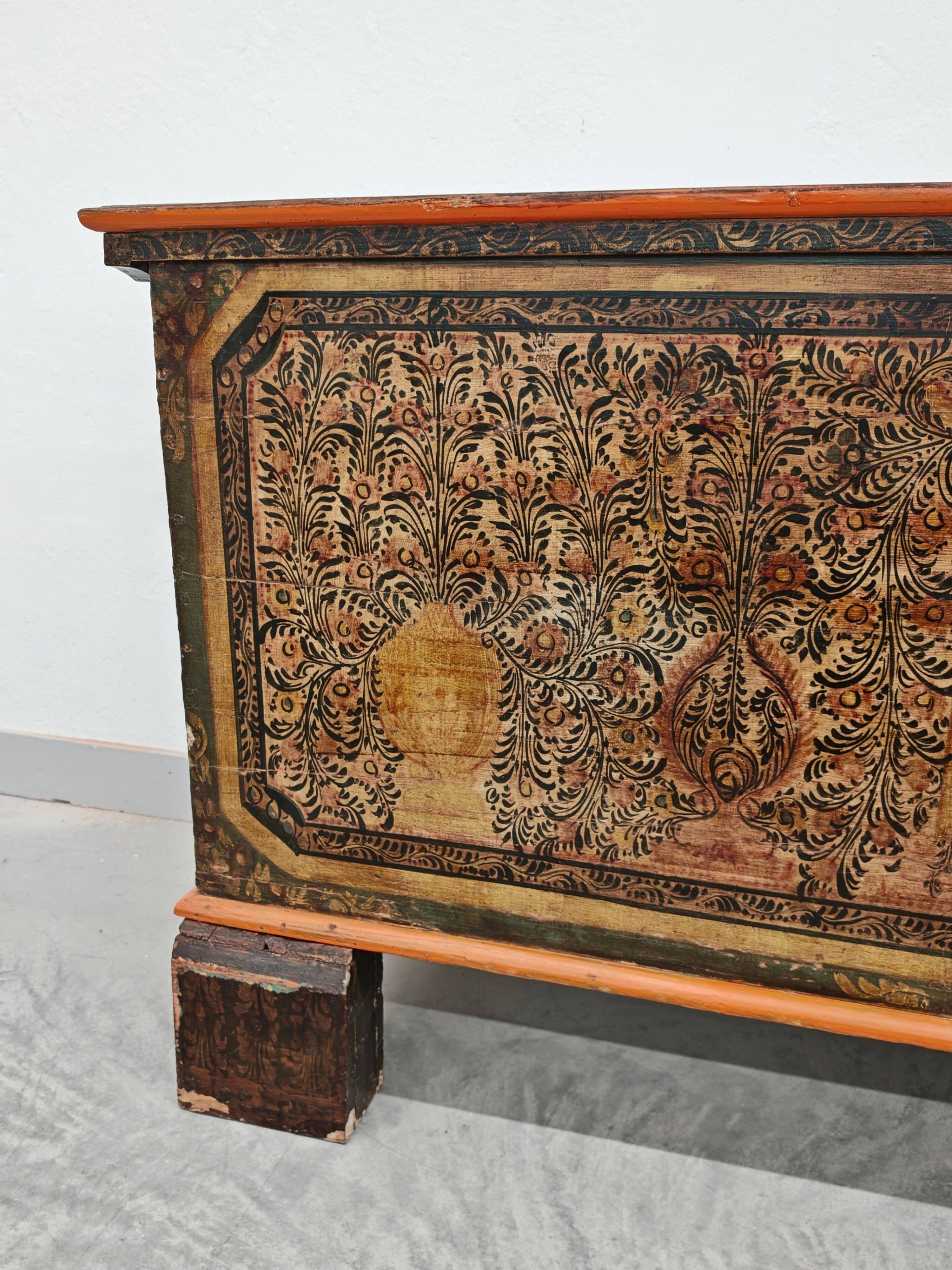 Coffre de dot antique extra grand en pin peint à la main