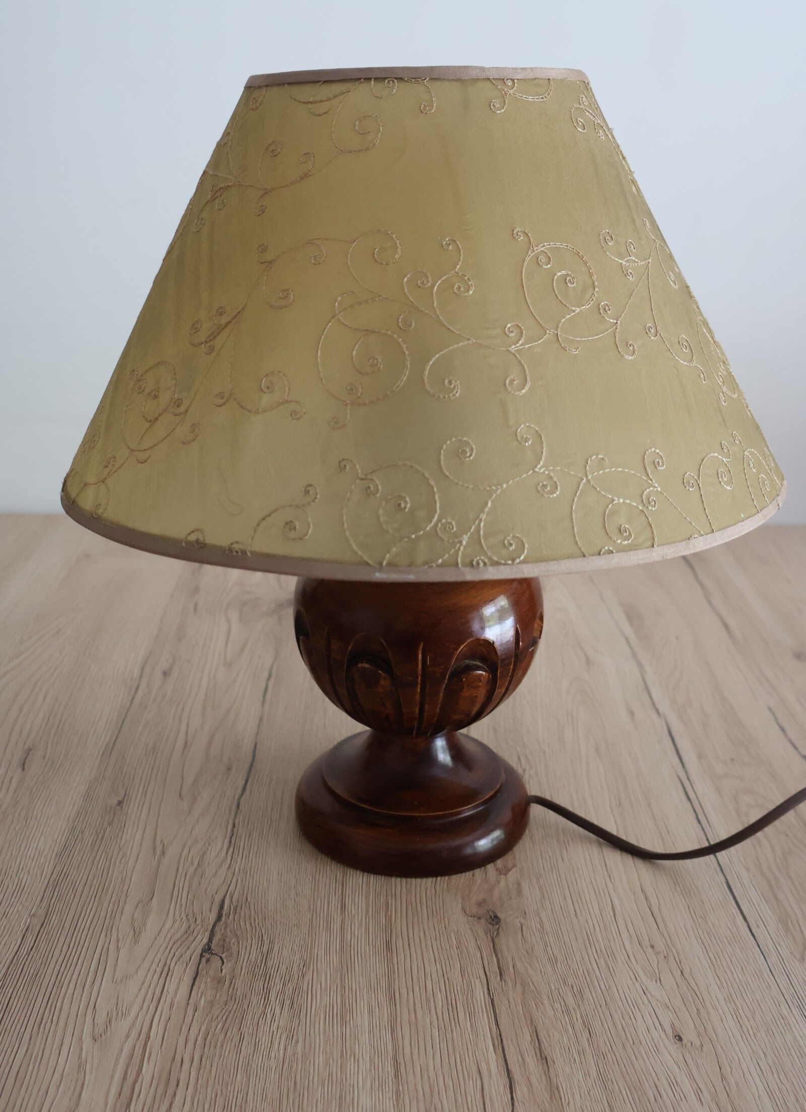 Vintage table lamp in turned wood and fabric lampshade