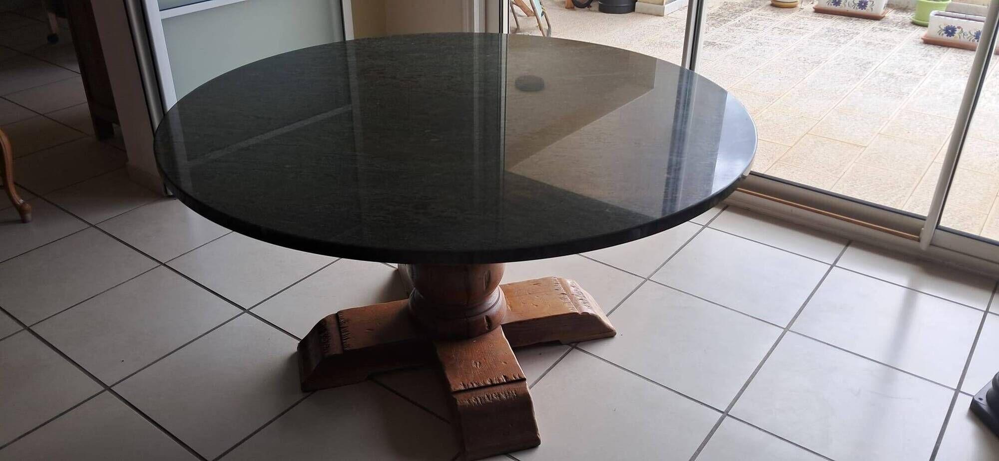 Round table in green Vosges granite and solid wood – Ø 140 cm