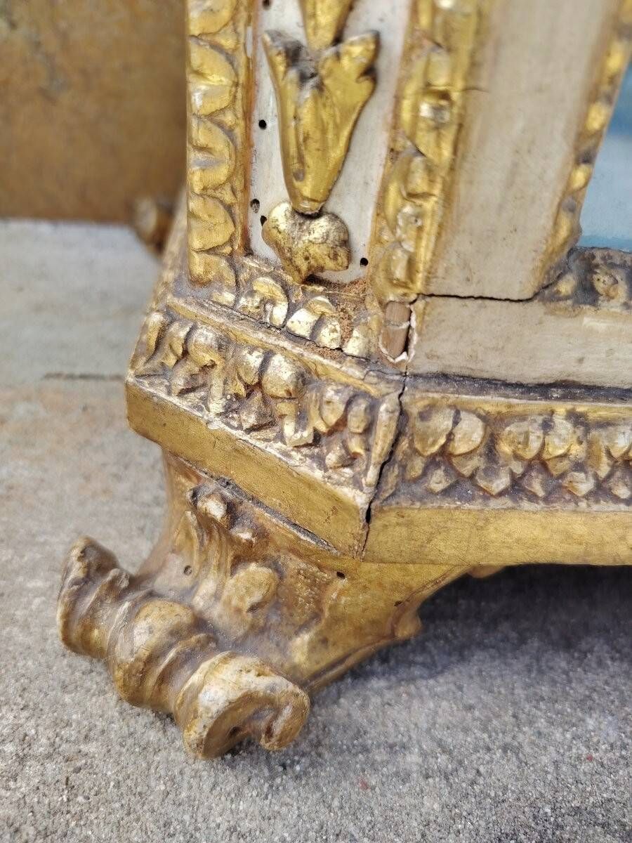 Italian display cabinet from the mid-18th century, Louis XV period, in lacquered and gilded wood.