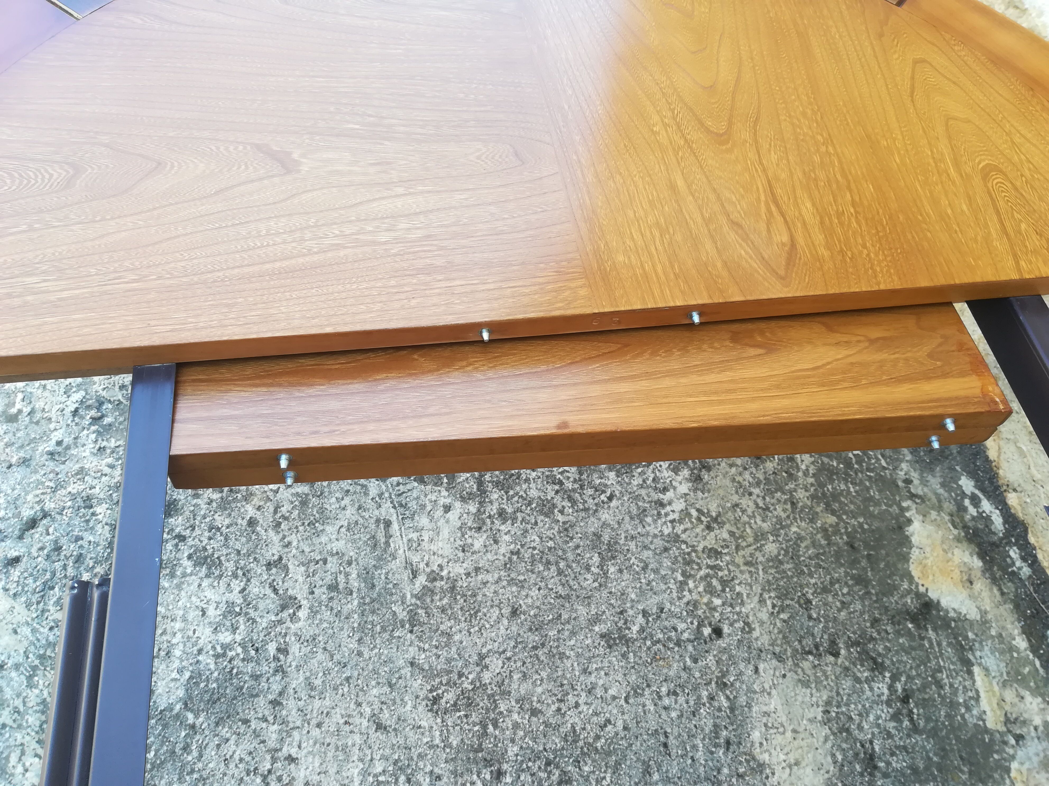 House Regain elm table with two extensions