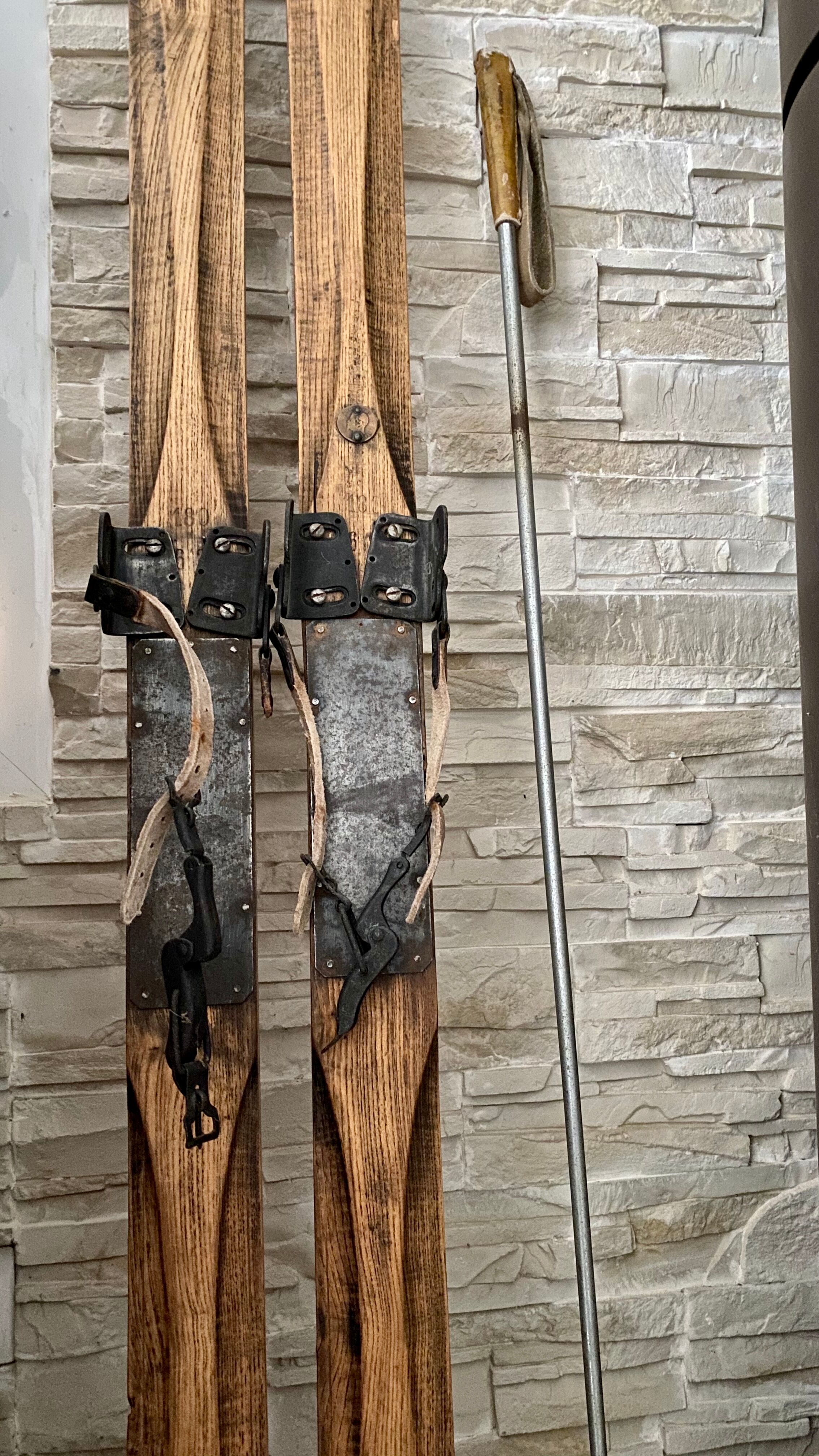 Paire de ski vintage en bois