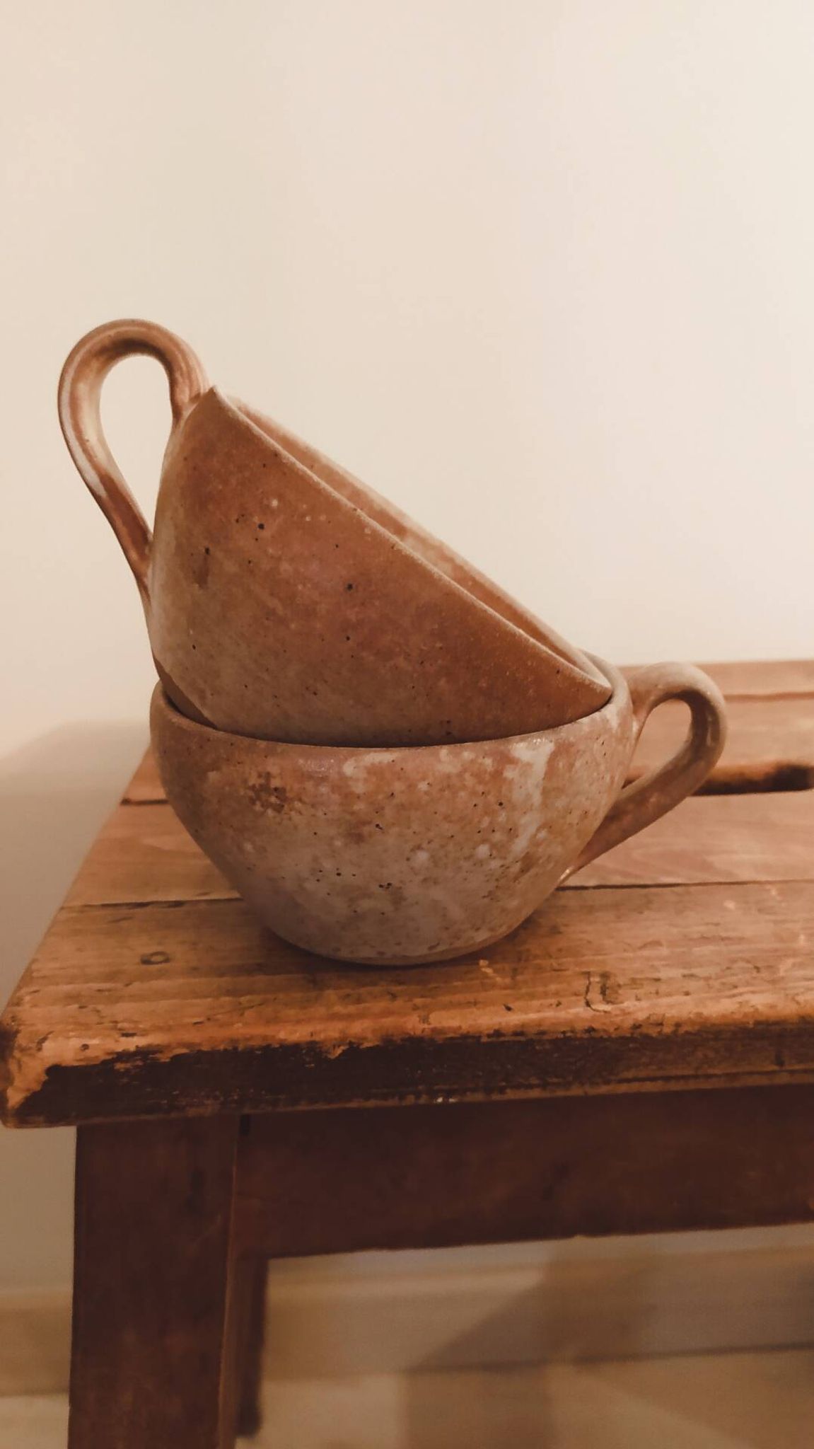 Duo de tasses anciennes en grès