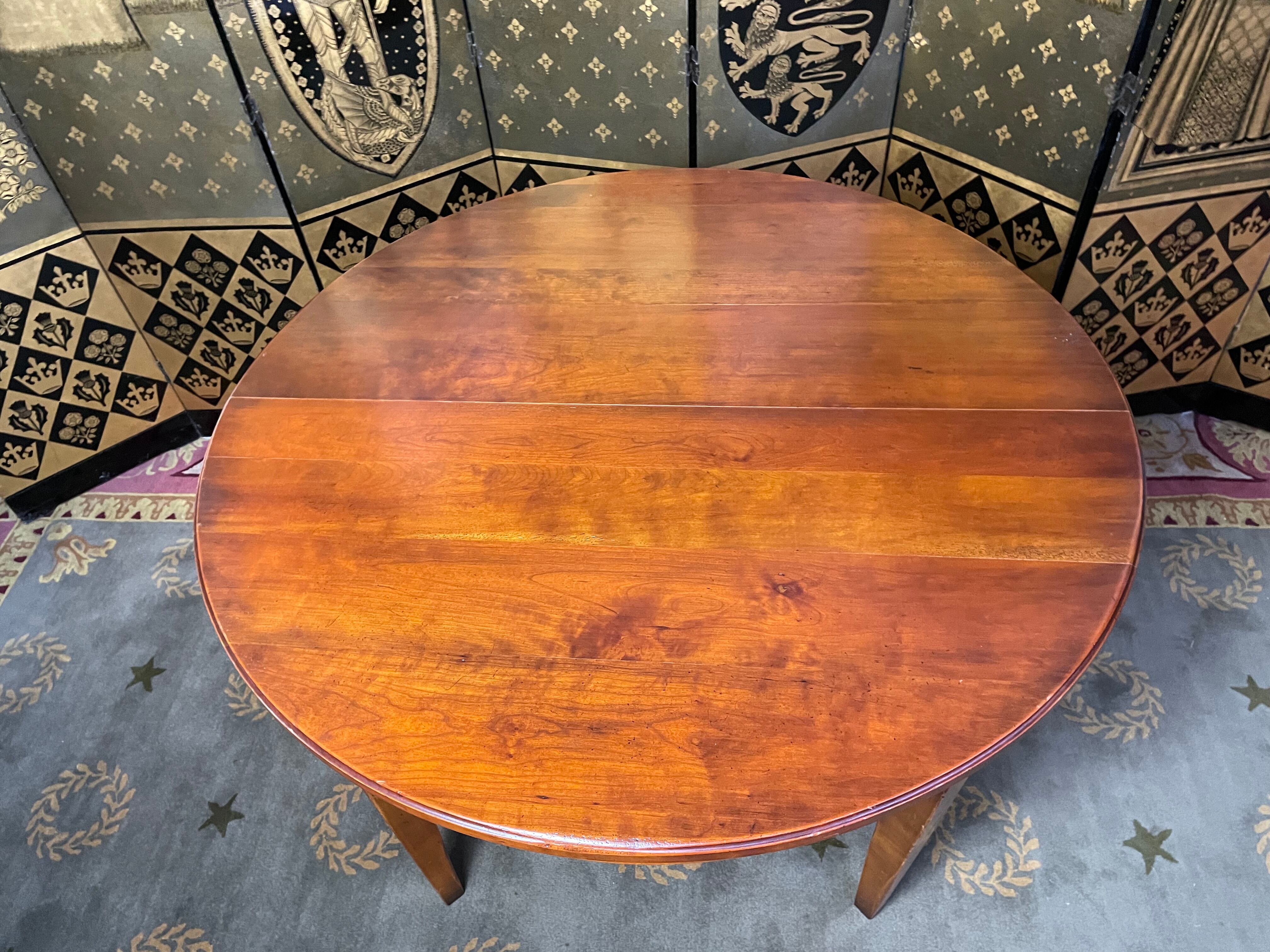 Round dining table Directoire style