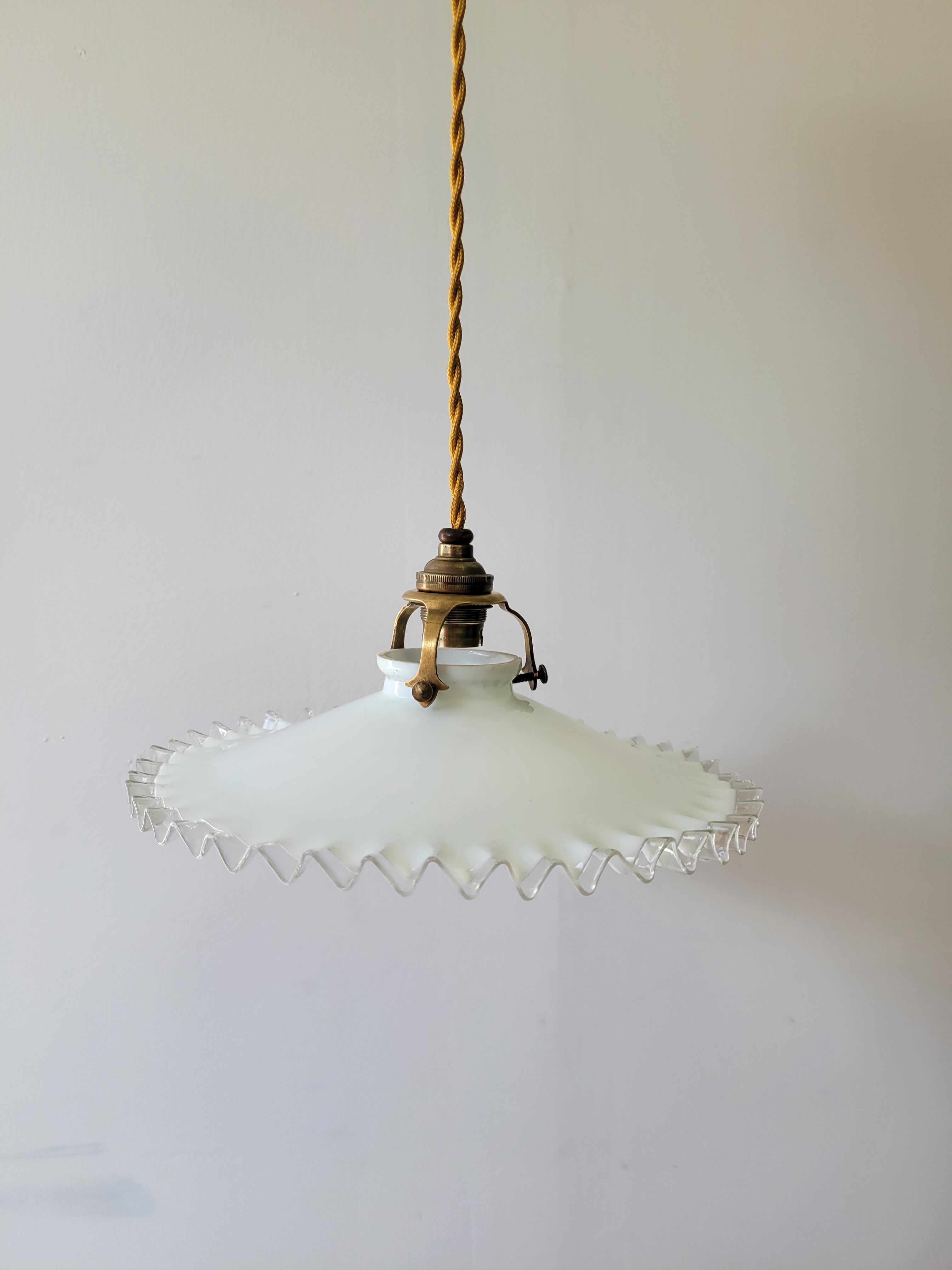 Serrated opaline suspension