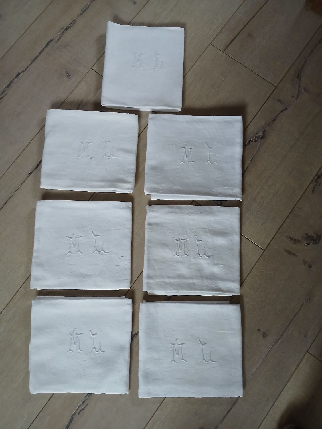 7 napkins with embroidered initials ML