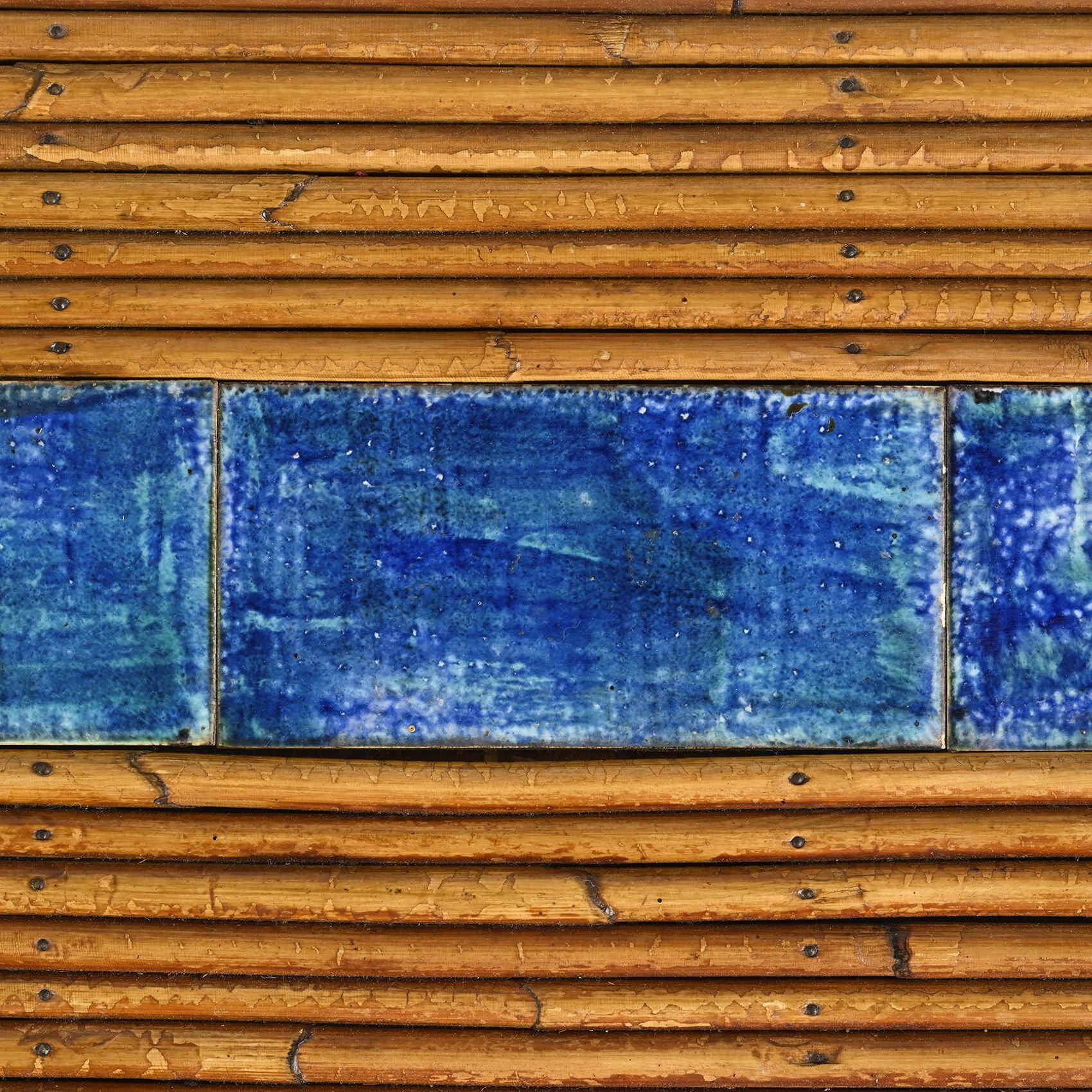 Table basse à carreaux de céramique bleus par Robert et Jean Cloutier