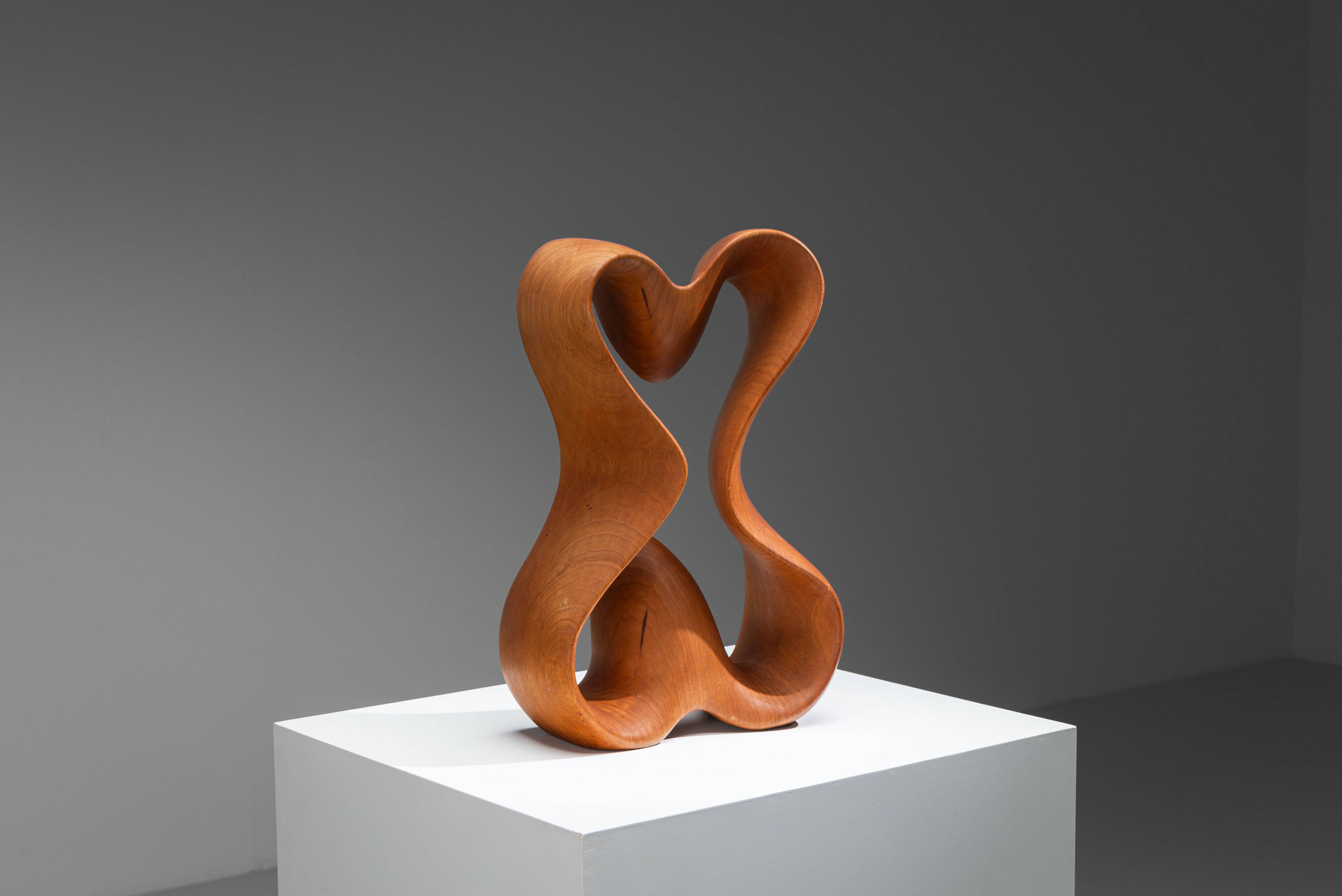 Sculpture abstraite avec des courbes organiques fluides.