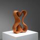 Sculpture abstraite avec des courbes organiques fluides.