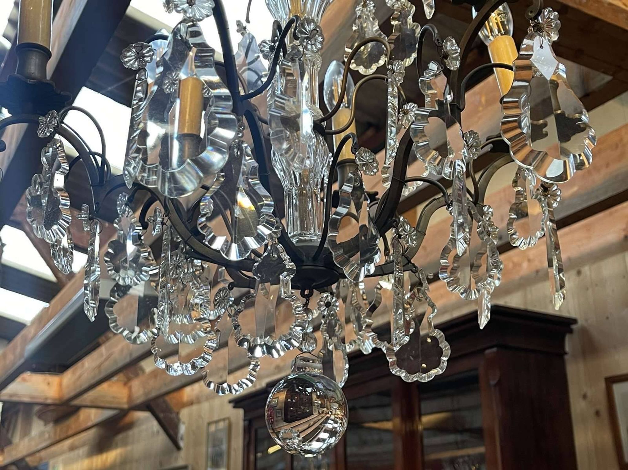 Bronze and cut crystal chandelier with 6 lights, early 20th century work.