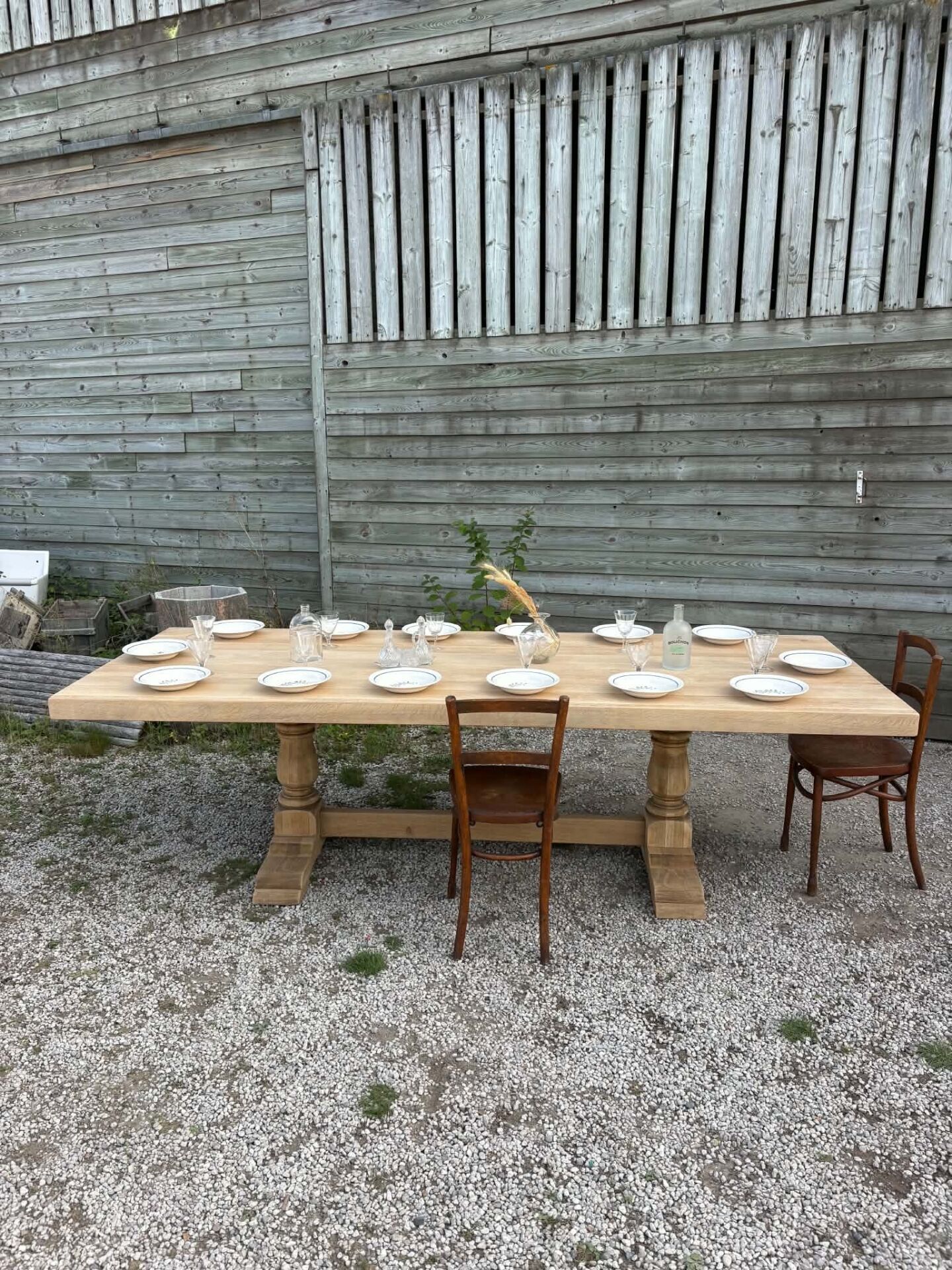 Grande table en bois brut ( 12 personnes )