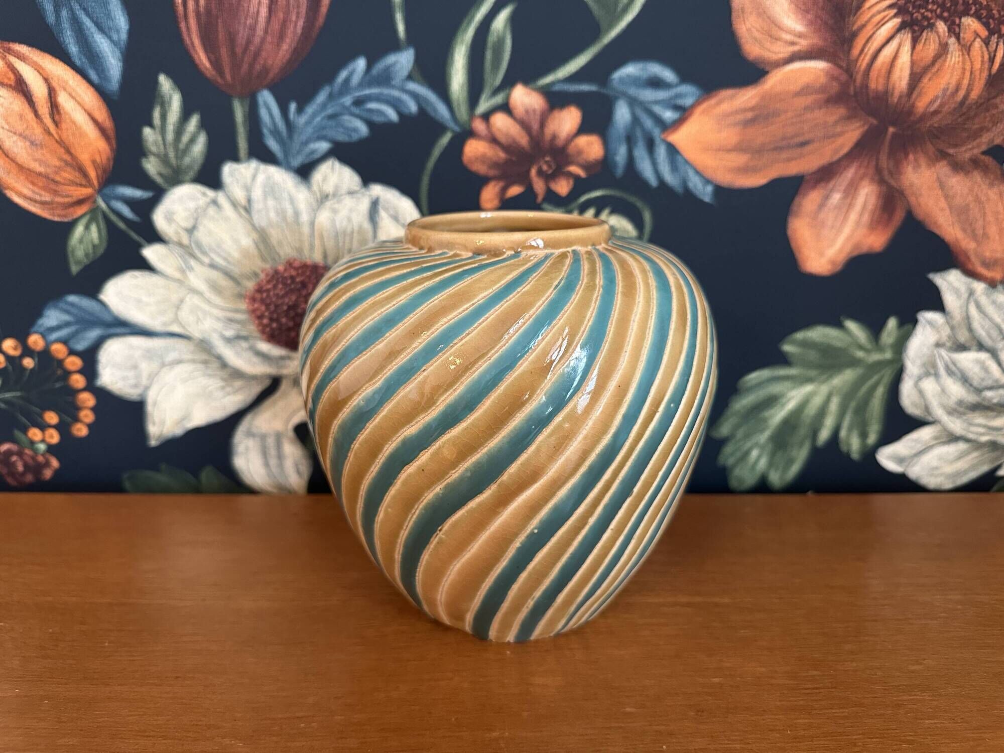 Ancien vase boule en céramique forme spirale vintage