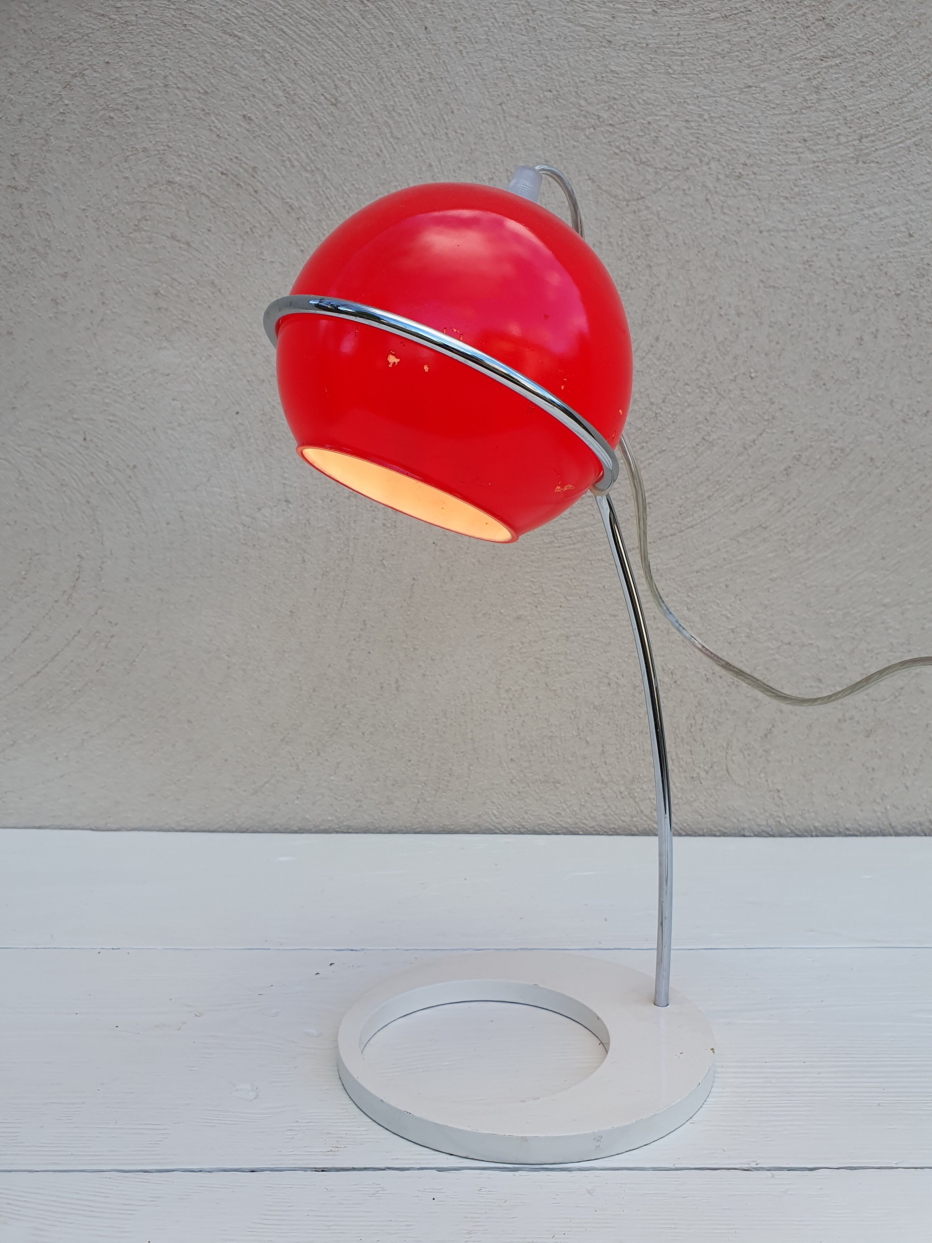 Desk lamp gnaws Eyeball Habitat