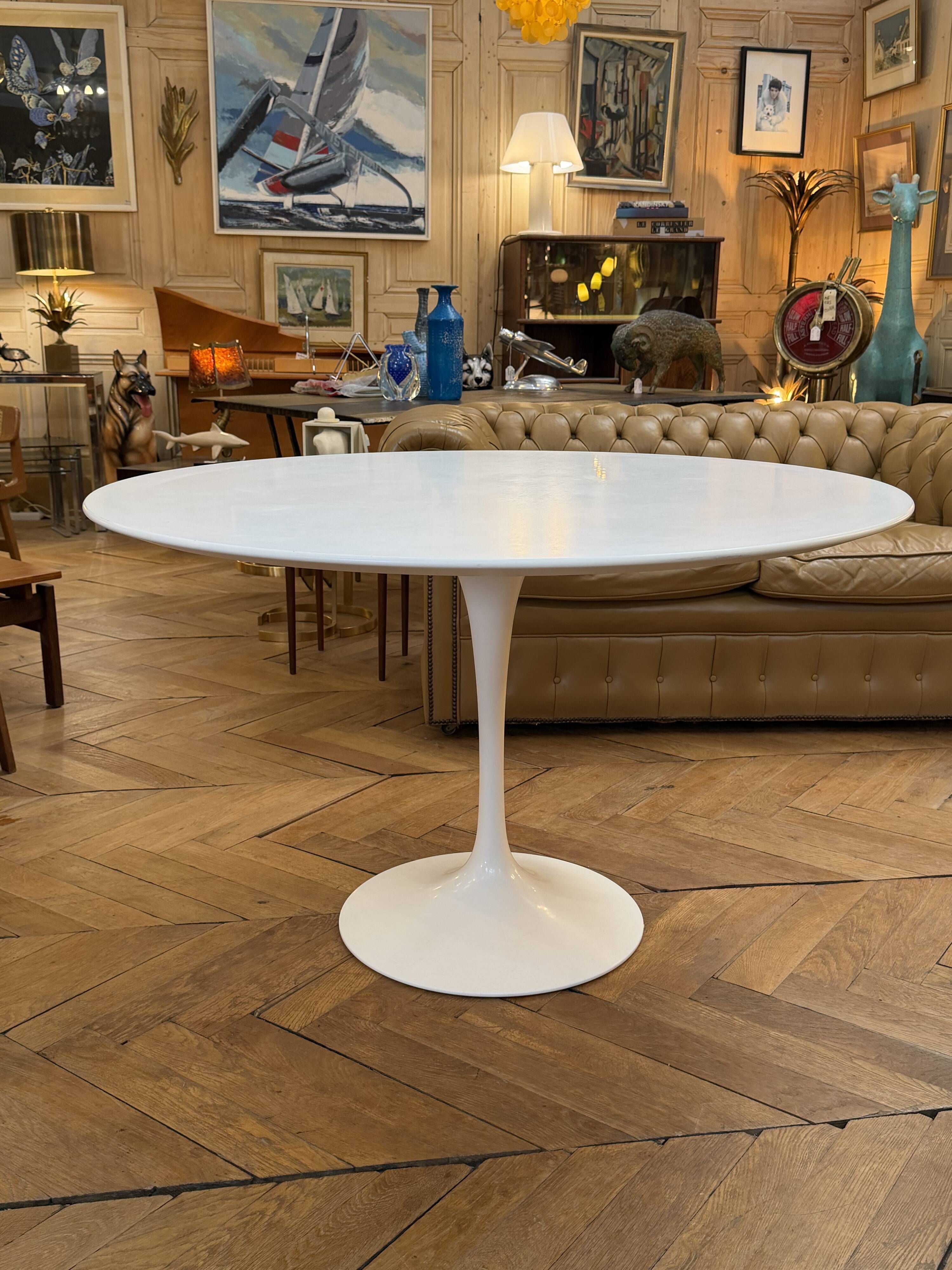 Dining table with tulip base by Eero Saarinen for KNOLL