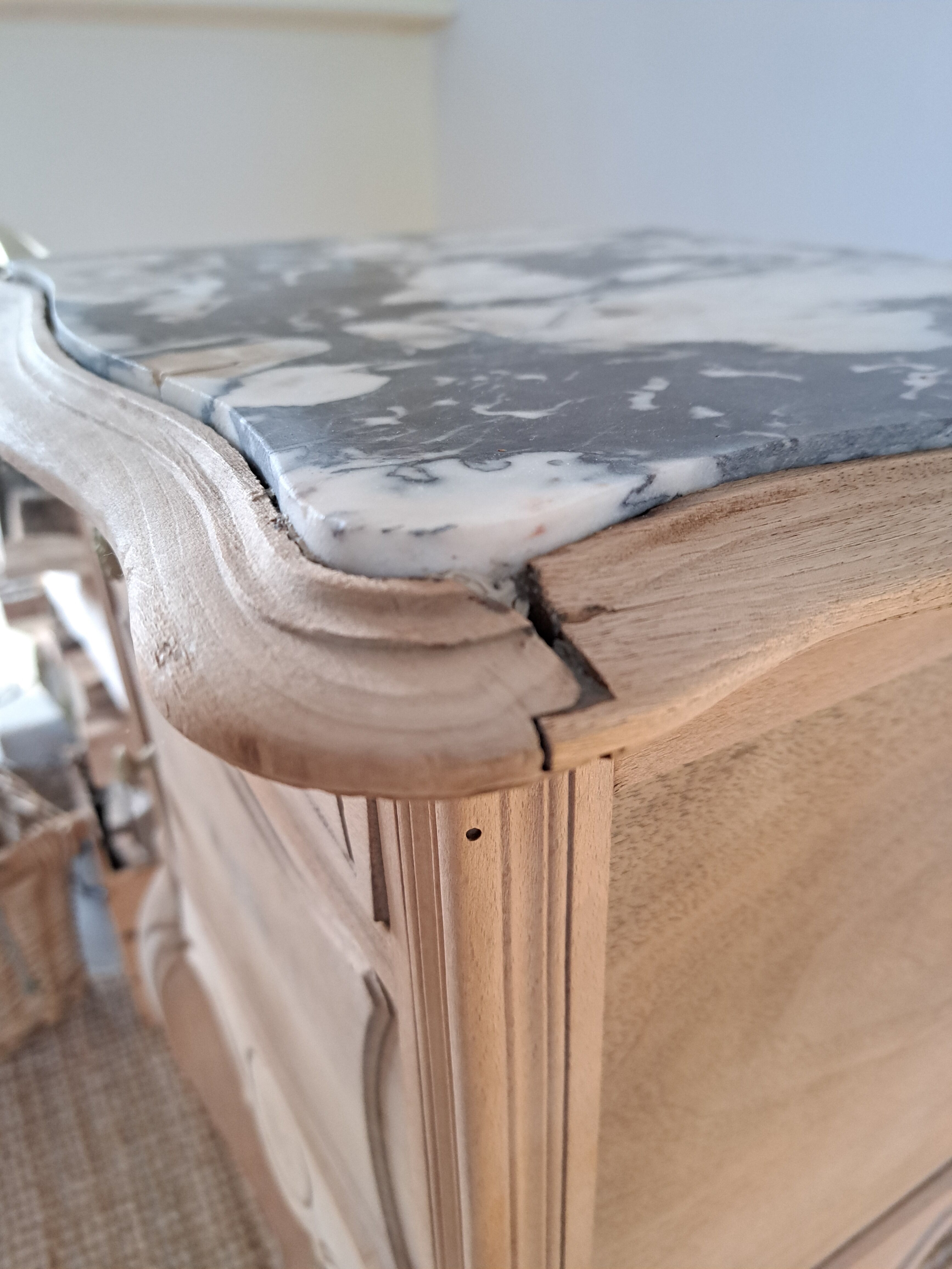 Table d'appoint chevet de style louis XV bois clair