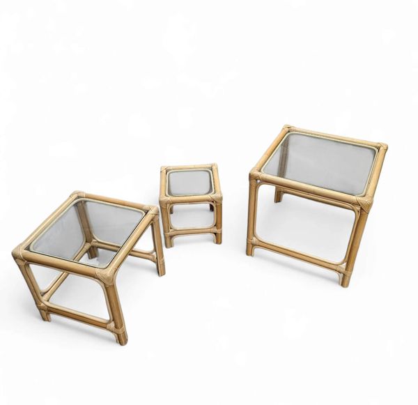 Ensemble de tables gigognes en bambou / plateaux en verre transparent / tables d'appoint / 1970