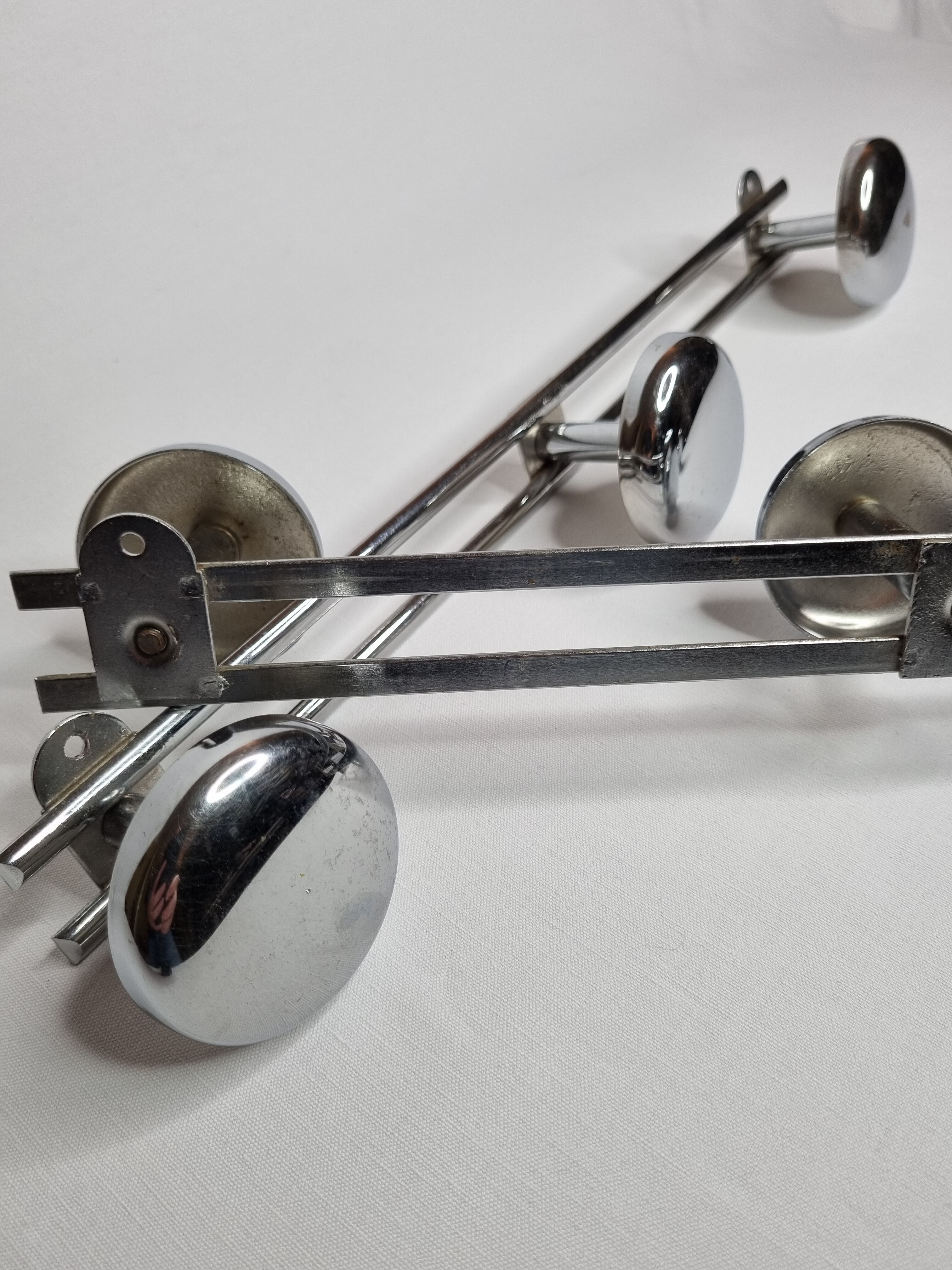 Paire de portemanteaux muraux vintage en métal chromé, 40 cm