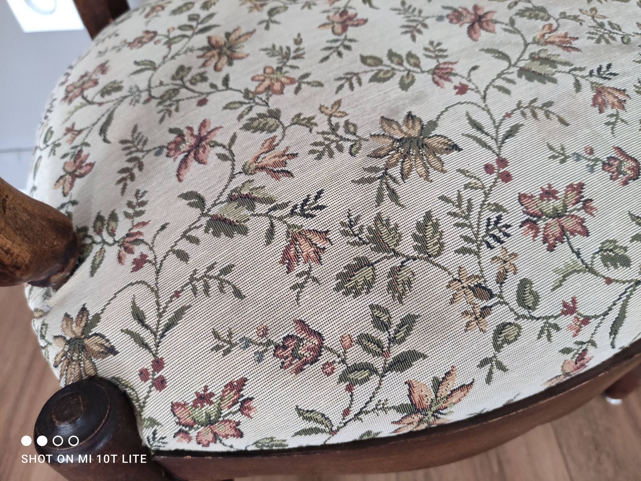 Pair of Provençal armchairs in brown wood and floral fabric.