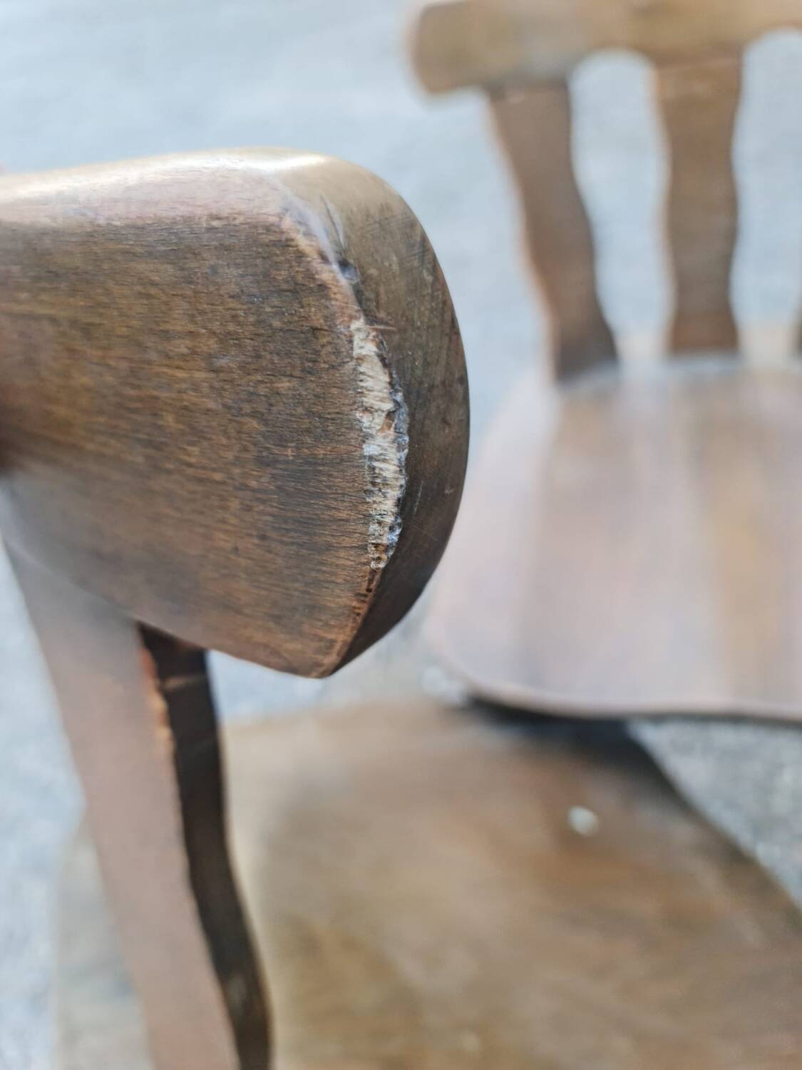 Serie de 10 chaises bistrot vintage en bois massif