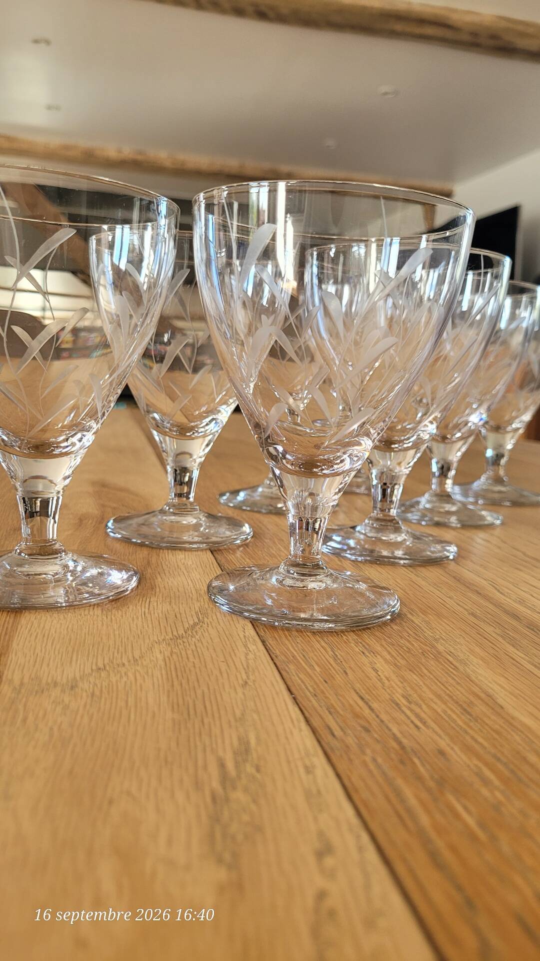 8 verres à pied anciens en verre gravé