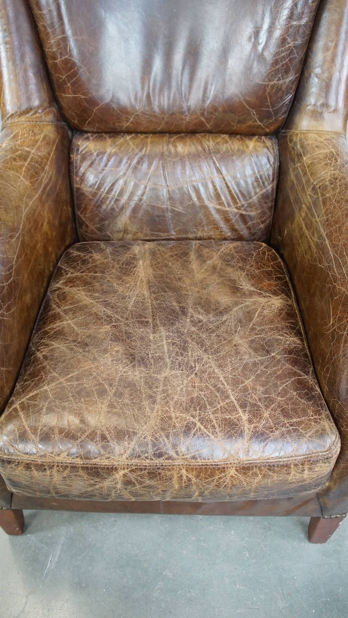 Fauteuil en cuir de vachette grainé au design intemporel