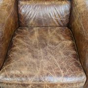 Fauteuil en cuir de vachette grainé au design intemporel