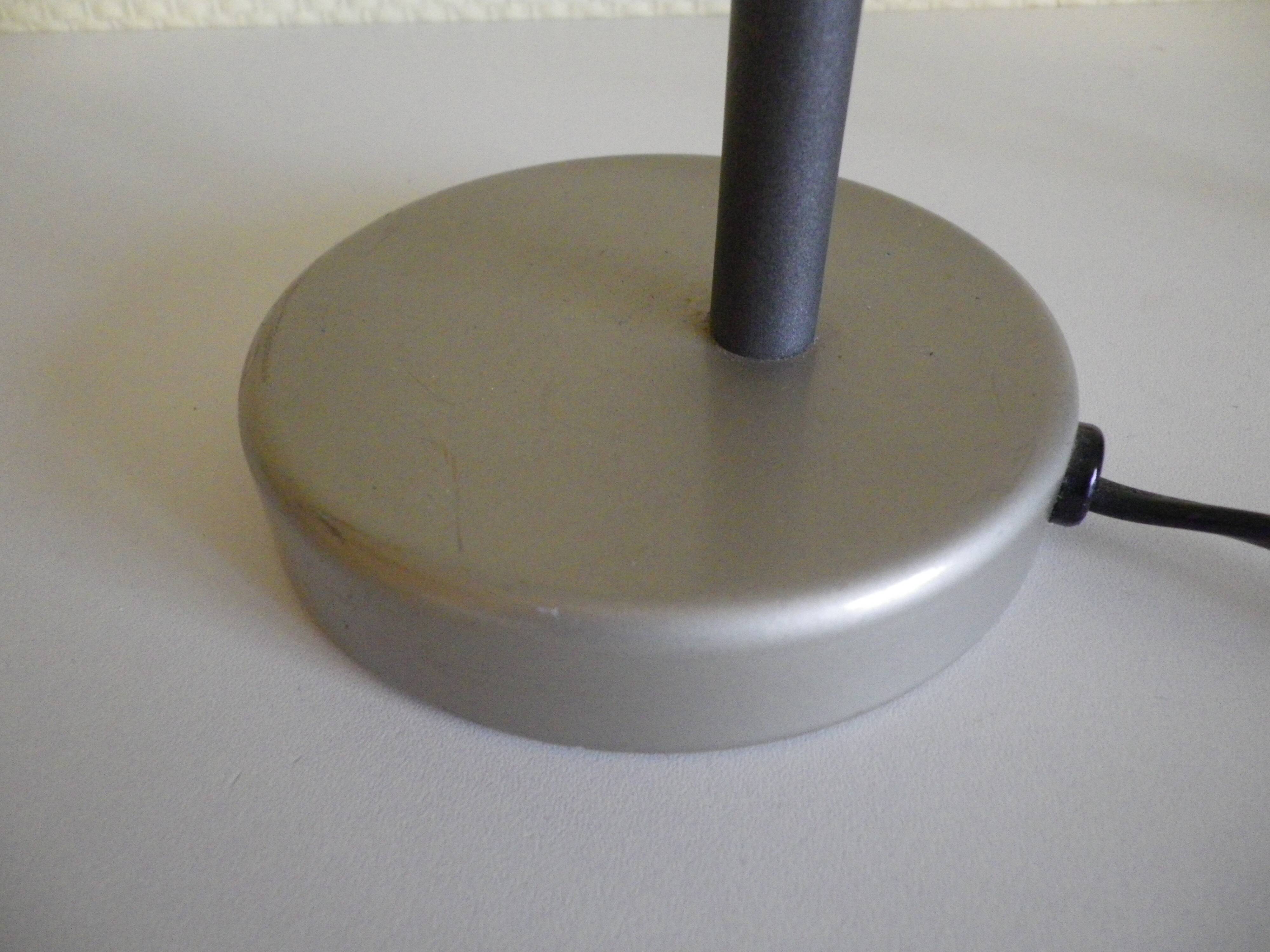 Lampe à poser, inclinable, métal gris