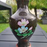 Vase décoratif artisanal asiatique en émaux cloisonnés,  contour du col & base en laiton
