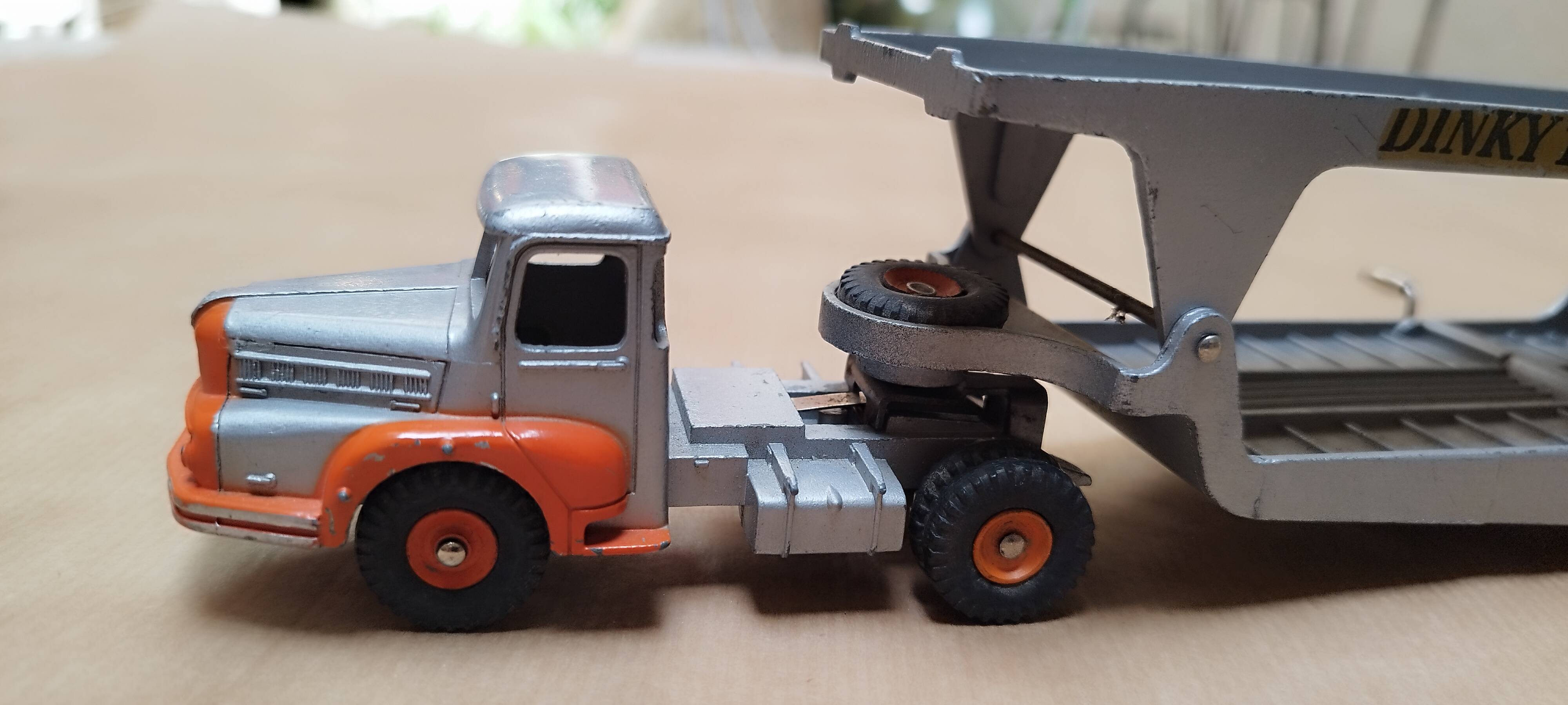 Camion Dinky toys porte voitures