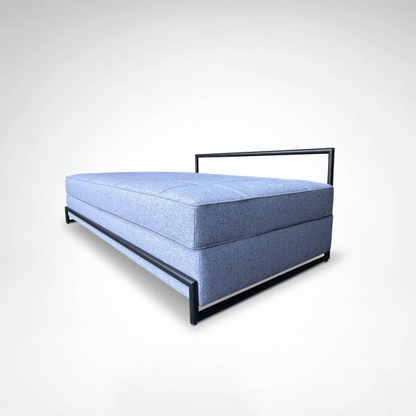 Lit de jour par Eileen Gray en métal noir et tissu en laine Kvadrat pour Classicon.
