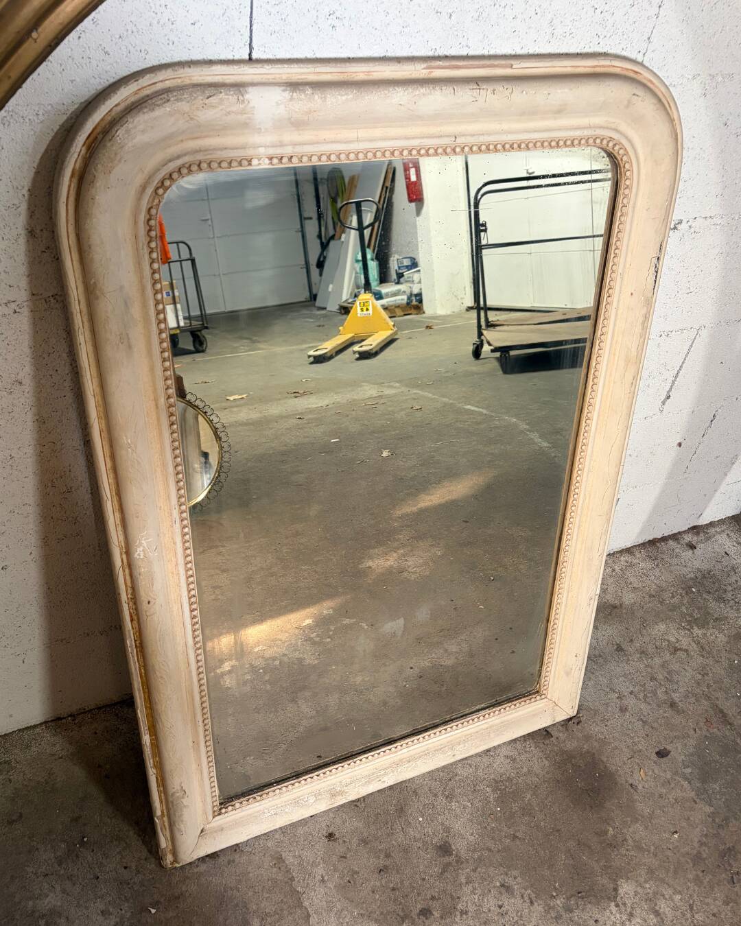 Rounded rectangular mirror