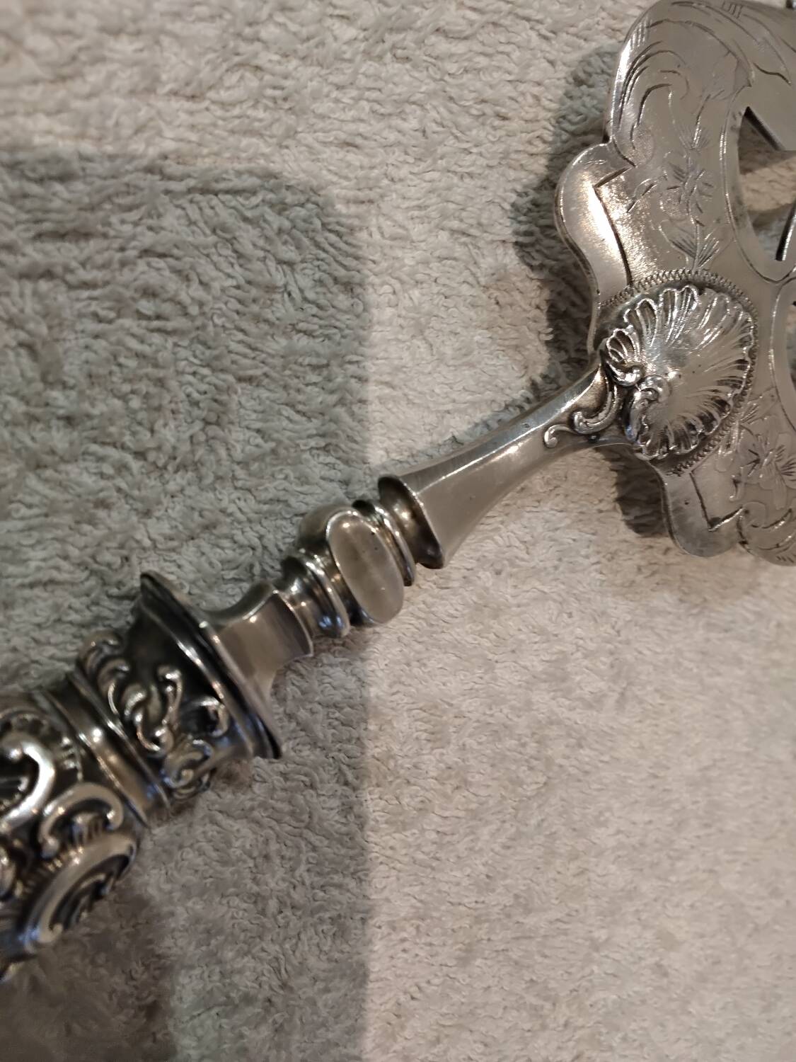 Fish serving fork with 950 silver handle, rococo cherub design