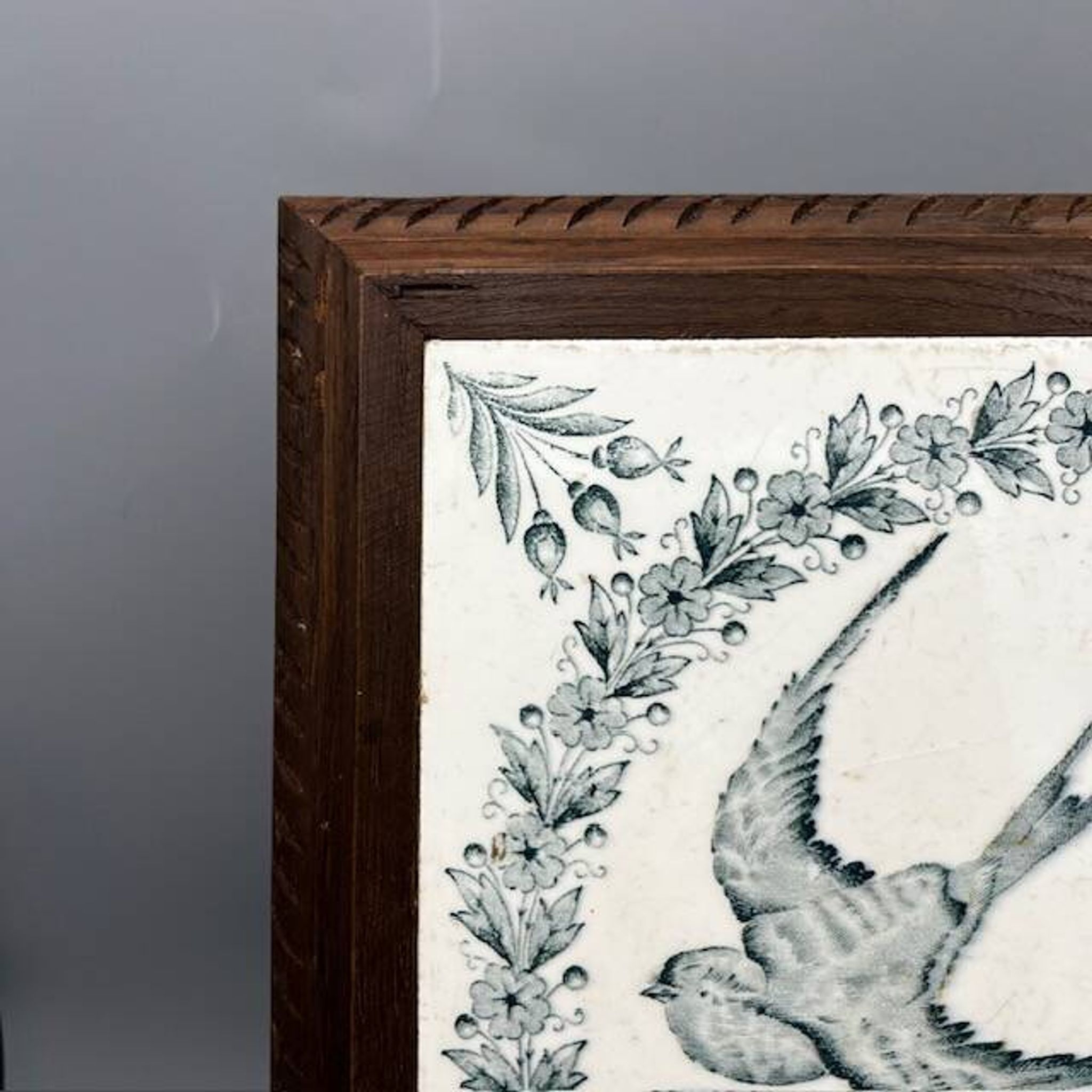 Dessous de plat en terre de fer – décor d’hirondelles – Faïencerie de Longwy